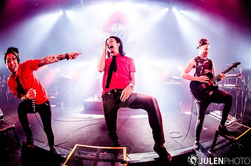 Julen Esteban-Pretelのインスタグラム：「Here is the reason for @masato_coldrain “moment of panic” backstage. He had to play guitar in the encore of @sim_japan, while @hey_igari_0131 from @hey_smith_japan impersonated @mahfromsim. Once again, does anyone know what song they were playing? #throwback from Triple Axe 2014, Zepp Tokyo  #TOURDREAMS #julenphoto #coldrain #sim #heysmith #tripleaxe  Shot with @nikonjp: Nikon DD7000, Nikkor DX 10.5mm f/2.8, ISO1600, 10.5mm 1/400s at f/2.8, no flash #nikon #nikonjp #clubnikonjapan」