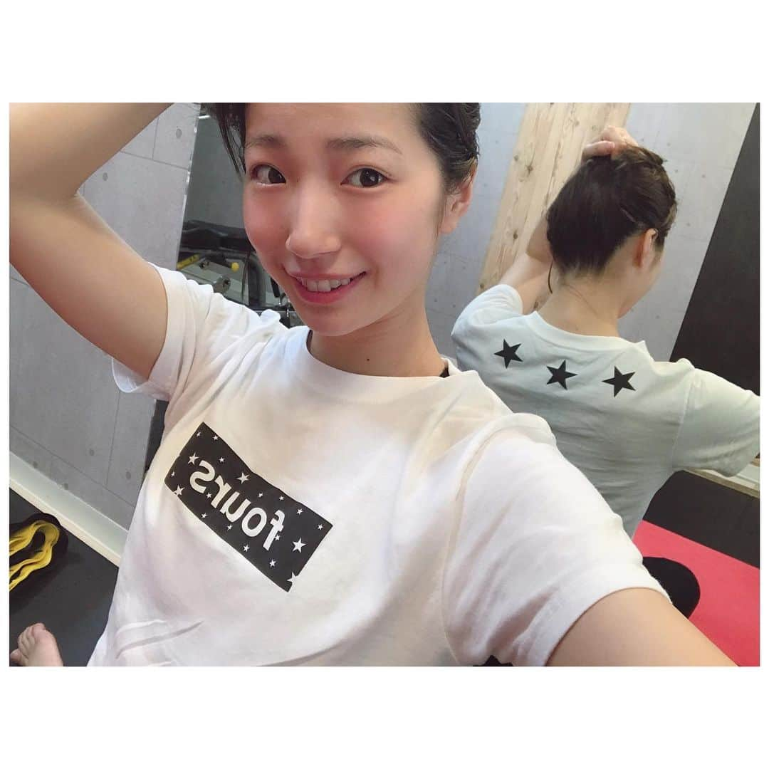 有明ゆなさんのインスタグラム写真 - (有明ゆなInstagram)「色違いのTシャツ♡ 肩のところの星が可愛い(⁎⁍̴̆Ɛ⁍̴̆⁎) グレーもいいけど ホワイトも可愛い！！！ . . . . #fours #tシャツ #トレーニング #トレーニング女子 #トレーニングウェア #トレーニングジム #パーソナルトレーニング #筋トレ #筋トレ女子 #筋トレダイエット #筋トレ初心者 #朝活 #workout #gym #gymgirl」6月15日 13時16分 - ariake_yuna