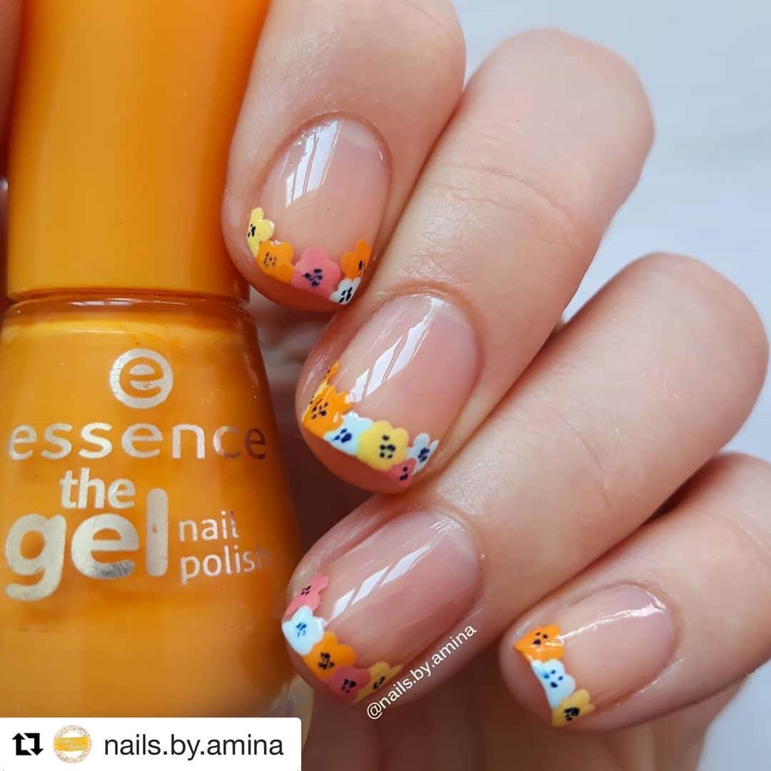 Nail Designsさんのインスタグラム写真 - (Nail DesignsInstagram)「Credit: @nails.by.amina ・・・ For today flower mani 💐💐 Products used: Shade of happiness @essence_cosmetics  Love is in the air @essence_cosmetics Indian summer @essence_cosmetics  Itsy bitsy blue bikini @essence_cosmetics」6月15日 13時28分 - nailartfeature