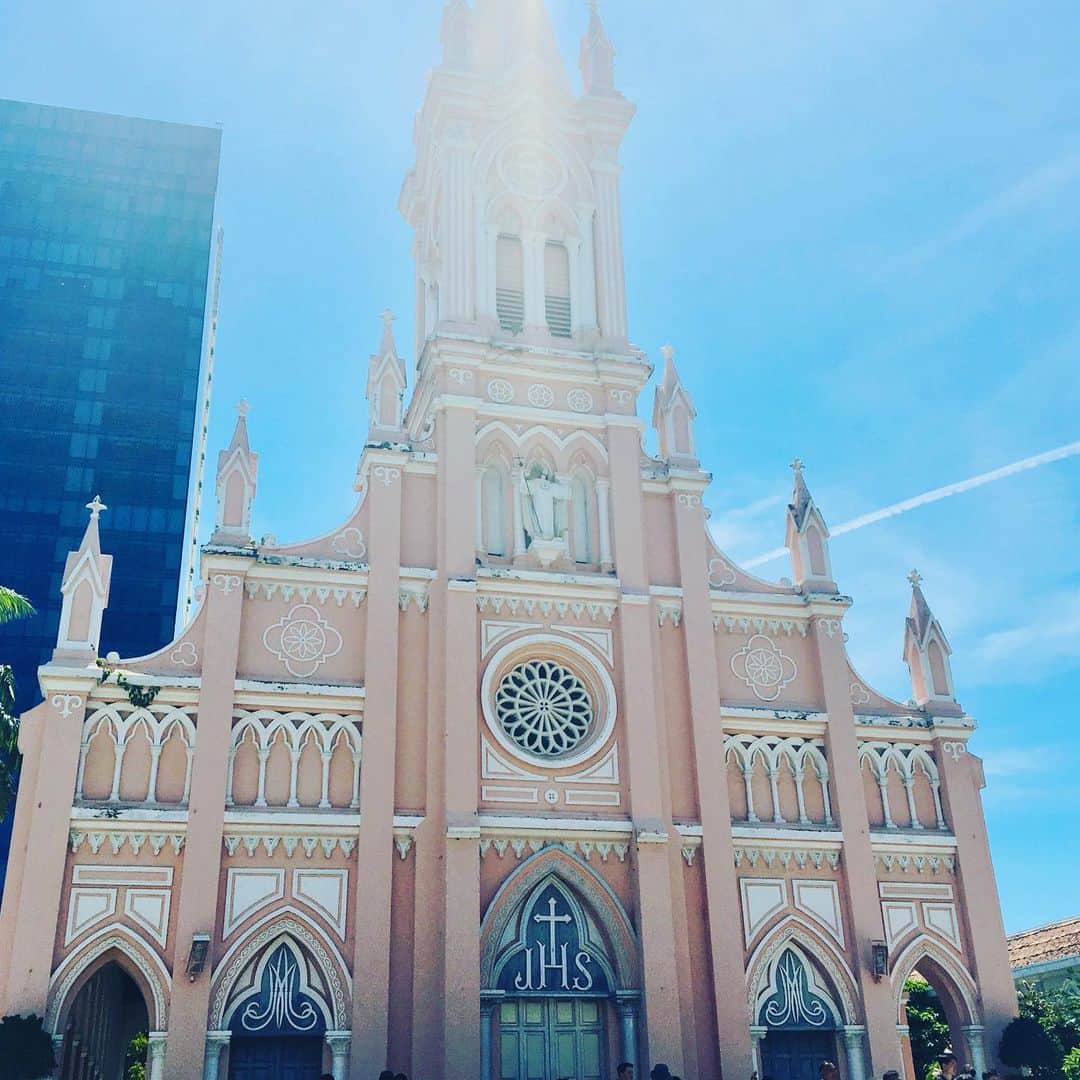 瀬口えりなさんのインスタグラム写真 - (瀬口えりなInstagram)「. ベトナムの教会はピンクの建物なことが多くてかわいかった❤️❤️ 日中暑すぎてぜんぜん歩き回れなかったけど、なんとか観光できた😳 . なんでだろ？？🤔🤔 . 🐤ちゃんと、ユニクロなんちゃっておそろコーデ💕 旅行前に池袋で買ったやつ。 - #ベトナム#ダナン#旅行#海外旅行#東南アジア#旅女子#女旅行#ダナン大聖堂#インスタ映えスポット #uniqloコーデ #vietnam#danang#danangtrip#danangtrip2019#photo#girl#UNIQLO#verdy」6月15日 13時22分 - seguchierina