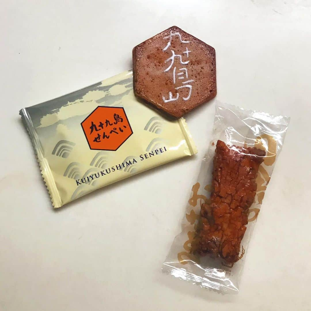 睦さんのインスタグラム写真 - (睦Instagram)「先日の撮影で頂いた お菓子達。  現場でも、 撮影終了後に美味しく 頂きましたが 持って帰って下さい！とも 言ってもらえて。  石塚製菓の 直売所限定の 田舎のおかき。  そして、 九十九島せんべい。  ２つとも 美味しくて、 自宅でもペロリ。  御馳走さまでしたぁ。  また食べたいわぁ。笑  #岩塚製菓  #田舎のおかき  #直売店  #九十九島  #九十九島せんぺい  #お菓子  #okashi  #おかき  #しょうゆ味  #焼き菓子  #長崎  #お土産  #差し入れ  #omiyage  #sashiire  #撮影  #satsuei  #お仕事  #ご褒美  #日本のお菓子  #せんぺい  #senpei  #okaki  #shooting  #おやつ  #美味しかった  #model  #モデル  #井上睦都実 #睦」6月15日 13時25分 - mutsumi1220