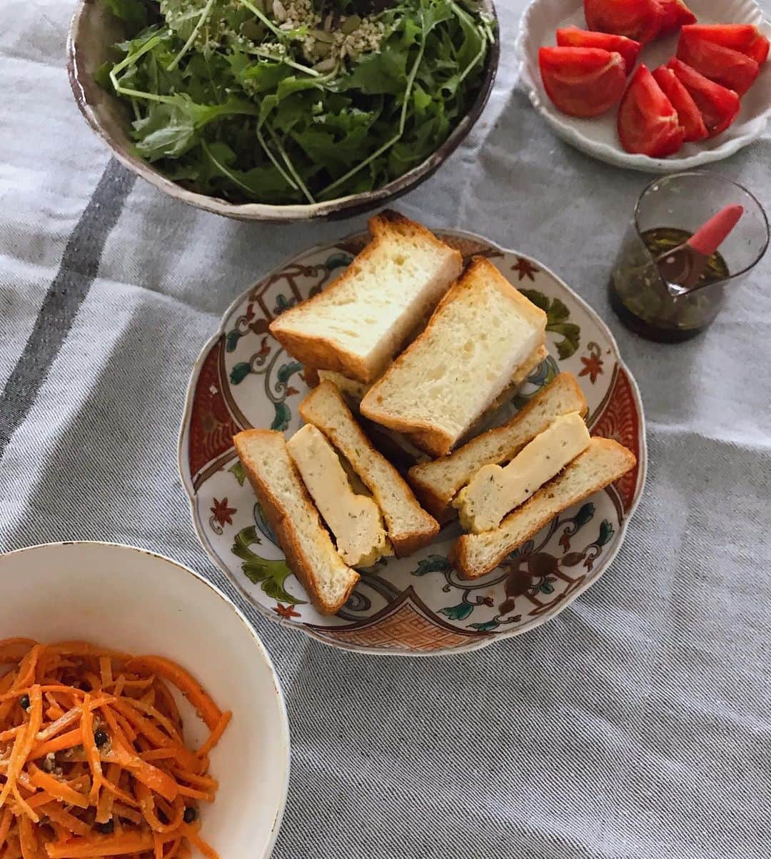 早坂香須子さんのインスタグラム写真 - (早坂香須子Instagram)「雨で全ての予定が変わってしまった土曜日。  朝起きたら雨漏りもしてるし。  落ち込む心を晴らすのは、料理。  卵サンドにもりもり野菜。  あー、お腹いっぱい。幸せ。」6月15日 13時25分 - kazukovalentine