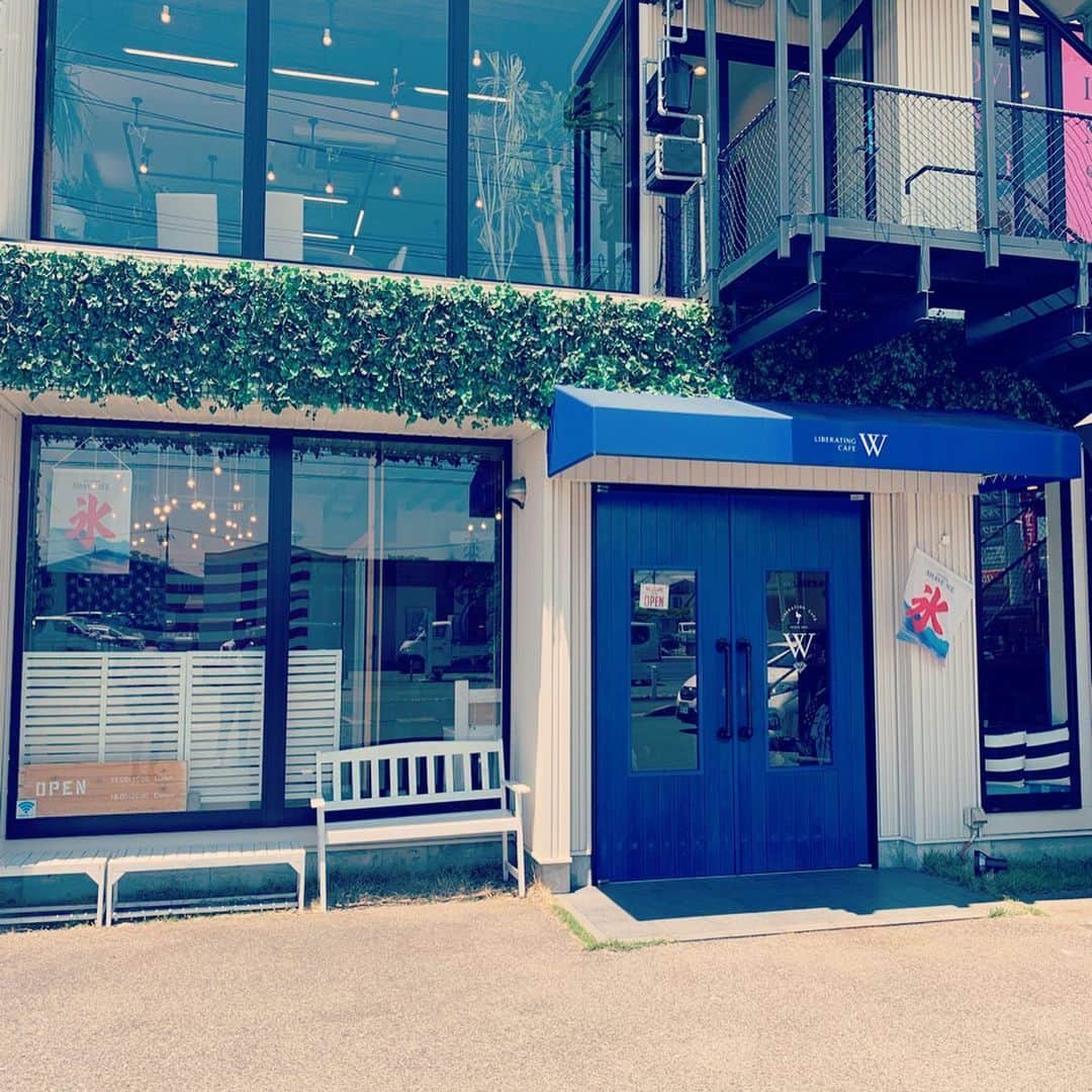 松本さゆきのインスタグラム：「. 先日のパキスタン料理に続き母に誘われてやってきた 四日市にあるcafe.w パスタやロコモコ、タコライス、オムライスなど数種類の中からメイン料理を選ぶと drink&salad barが付いてきます🥗🍴 salad barには ポテト🍟も pizza🍕もあるので、メイン料理が運ばれる前についつい食べ過ぎてお腹がいっぱいにならないよう注意ですよ🤣  今回、私はタコライス 母はロコモコを注文🍴  お腹いっぱいやぁー なんて言いながらしっかり完食してきました😄 店内はお洒落で可愛いくて 個室もあるし 個室じゃなくても奥が深いソファーなので 赤ちゃんだって寝転ばせられる感じで、子連れのママさん達も気兼ねなくランチを楽しんでましたよ✨ 聞いたところ、パンケーキも絶品らしいです！！ 私も今度はパンケーキ食べてみようと思います🥞  #四日市ランチ #四日市cafe」
