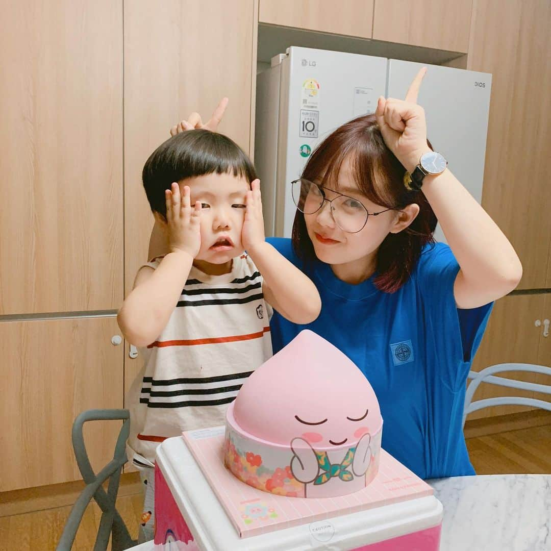 ホン・ヨンギさんのインスタグラム写真 - (ホン・ヨンギInstagram)「#콩기하우스 👶🏻 집 이사한 기념으로 가족들과 모여서 다같이 파티💛 ☺️💕 마침 형아가 태권도 수련회 가서  오늘의 케잌 초불기 담당은 제트🚀 사진찍어준다니까 윙크하고 따봉하는건 어디서 배운걸깥ㅋㅋ 거의 랩퍼임 ㅠㅠㅠㅠㅠ🤟🏻」6月15日 13時36分 - kisy0729