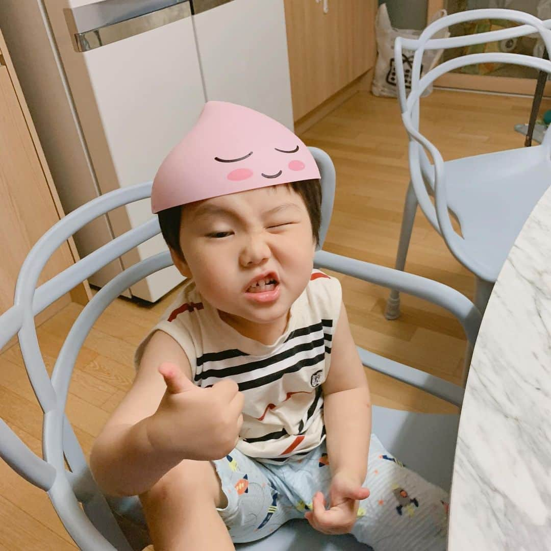 ホン・ヨンギさんのインスタグラム写真 - (ホン・ヨンギInstagram)「#콩기하우스 👶🏻 집 이사한 기념으로 가족들과 모여서 다같이 파티💛 ☺️💕 마침 형아가 태권도 수련회 가서  오늘의 케잌 초불기 담당은 제트🚀 사진찍어준다니까 윙크하고 따봉하는건 어디서 배운걸깥ㅋㅋ 거의 랩퍼임 ㅠㅠㅠㅠㅠ🤟🏻」6月15日 13時36分 - kisy0729