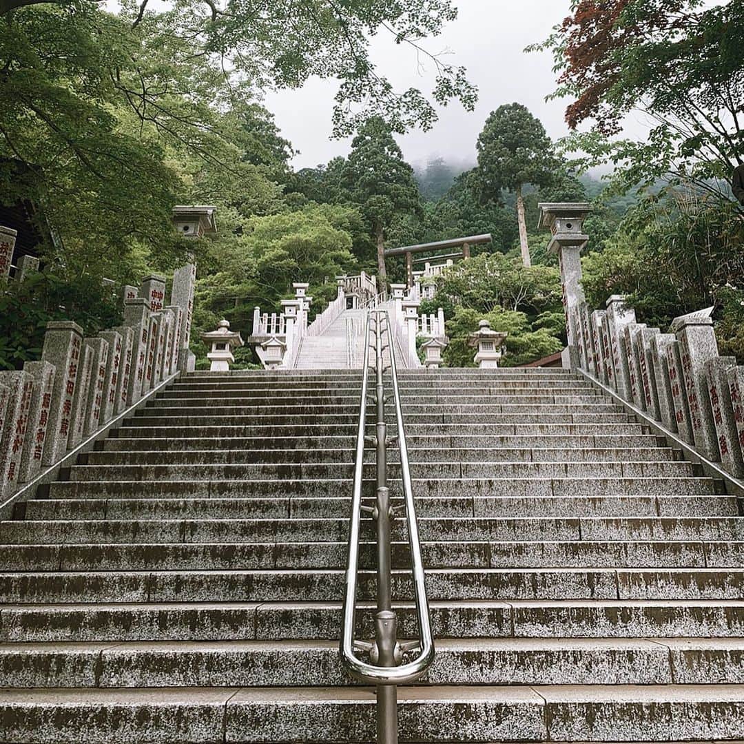 Icumi Oohamaさんのインスタグラム写真 - (Icumi OohamaInstagram)「🌿. . 2人で山登り♡. 神奈川県にある大山へ初挑戦☺︎. 山の麓のお店屋さんが並んでいる道を入っていく感じが. まるで「千と千尋の神隠し」を思わず連想しちゃう. ワクワク通り道が始まりで♪. 山登りしながら、凄いパワーの神社と気持ちの良い神社を. 2つまわりました☺︎. 豆腐ソフトクリーム美味しかったー♡. 途中、かわらけ投げをしたり、おみくじを引いたりと. 大盛り上がりで時間もなくなっちゃって実は頂上まで. 辿り着かなかったのだけど、次は頂上と温泉という. 楽しみも出来たからOKだよね♡. パワーチャージ完了♡」6月15日 13時41分 - icumi___