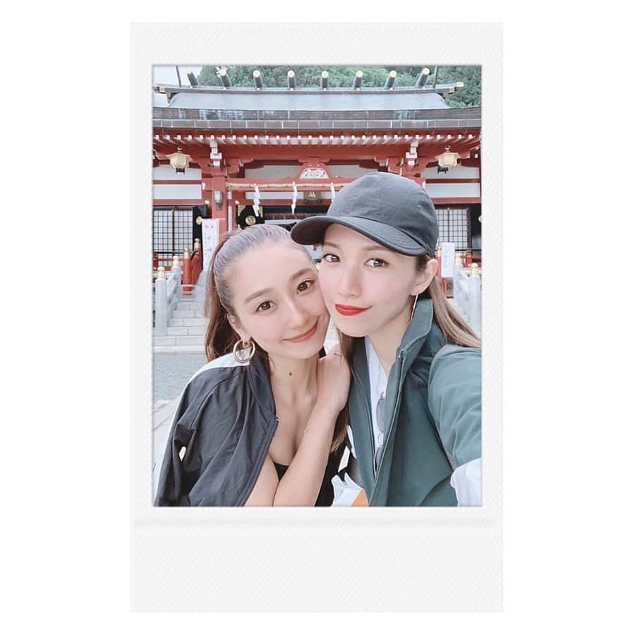 Icumi Oohamaさんのインスタグラム写真 - (Icumi OohamaInstagram)「🌿. . 2人で山登り♡. 神奈川県にある大山へ初挑戦☺︎. 山の麓のお店屋さんが並んでいる道を入っていく感じが. まるで「千と千尋の神隠し」を思わず連想しちゃう. ワクワク通り道が始まりで♪. 山登りしながら、凄いパワーの神社と気持ちの良い神社を. 2つまわりました☺︎. 豆腐ソフトクリーム美味しかったー♡. 途中、かわらけ投げをしたり、おみくじを引いたりと. 大盛り上がりで時間もなくなっちゃって実は頂上まで. 辿り着かなかったのだけど、次は頂上と温泉という. 楽しみも出来たからOKだよね♡. パワーチャージ完了♡」6月15日 13時41分 - icumi___