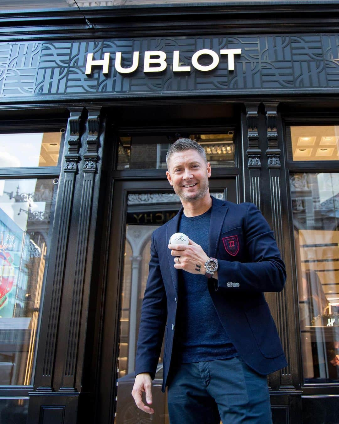 ウブロさんのインスタグラム写真 - (ウブロInstagram)「#HublotLovesCricket! 🏏 Great to see Australian cricketing legend @michaelclarkeofficial in #London. Celebrating #cricket at @harrods and at our #HublotBoutique in New Bond Street.」6月15日 13時42分 - hublot