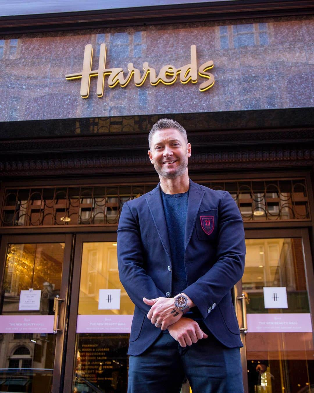 ウブロさんのインスタグラム写真 - (ウブロInstagram)「#HublotLovesCricket! 🏏 Great to see Australian cricketing legend @michaelclarkeofficial in #London. Celebrating #cricket at @harrods and at our #HublotBoutique in New Bond Street.」6月15日 13時42分 - hublot