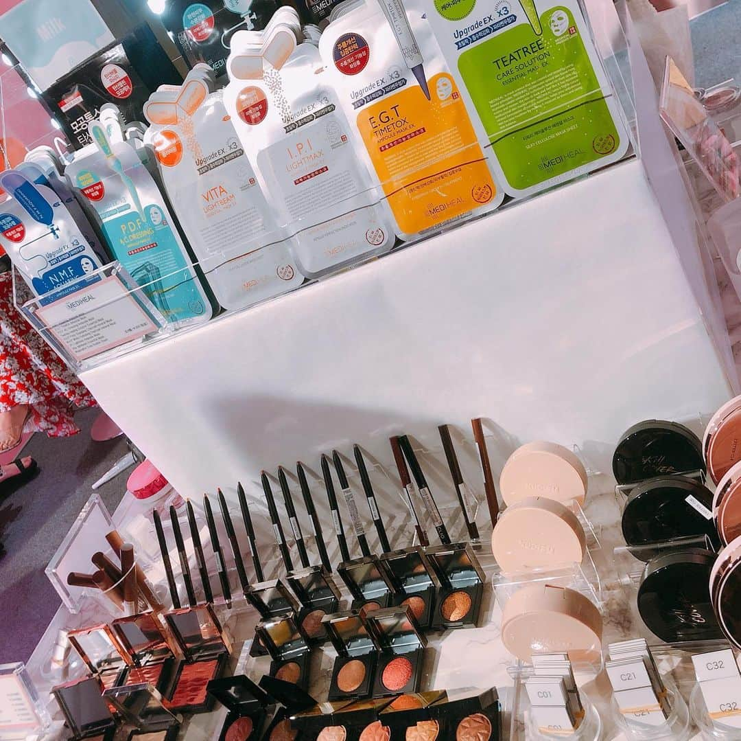 Emiさんのインスタグラム写真 - (EmiInstagram)「@beautycon に行ってきたよ💄💕 色々な最新のコスメが展示してあって コスメを試せるのも嬉しいのにお土産までもらえて🛍✨最高🥺✨ イートインスペースもあって🍦もあった💕 もっとゆっくり見たかったけどこれからお仕事なのでまた次回も行きたいな〜 今日と明日やってるみたいだよ😊 このティントリップ良かった🥺  #beautycontokyo #cosmetics #beauty #event #うしろにあやちゃん #お久しぶり」6月15日 13時43分 - emi_yoga