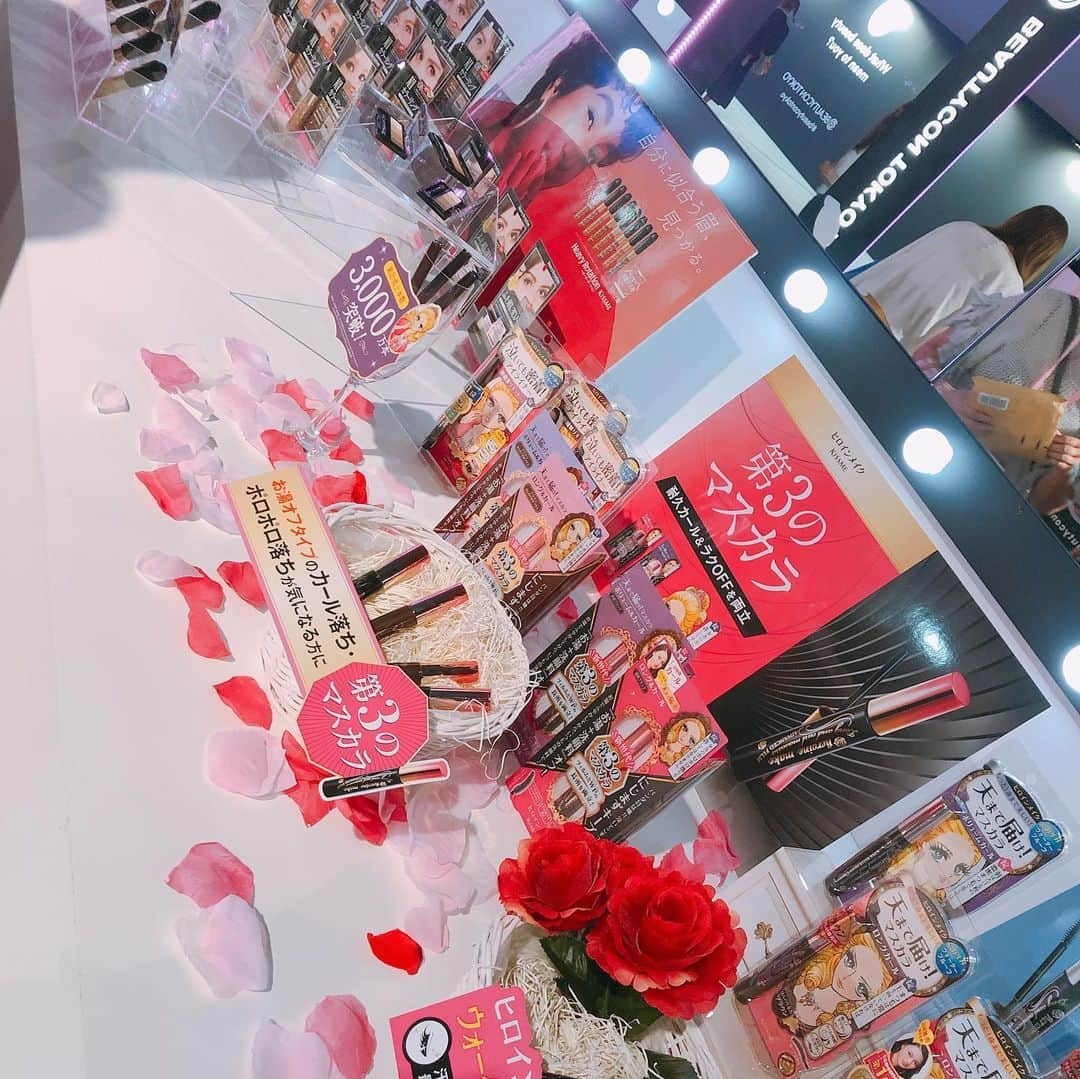 Emiさんのインスタグラム写真 - (EmiInstagram)「@beautycon に行ってきたよ💄💕 色々な最新のコスメが展示してあって コスメを試せるのも嬉しいのにお土産までもらえて🛍✨最高🥺✨ イートインスペースもあって🍦もあった💕 もっとゆっくり見たかったけどこれからお仕事なのでまた次回も行きたいな〜 今日と明日やってるみたいだよ😊 このティントリップ良かった🥺  #beautycontokyo #cosmetics #beauty #event #うしろにあやちゃん #お久しぶり」6月15日 13時43分 - emi_yoga