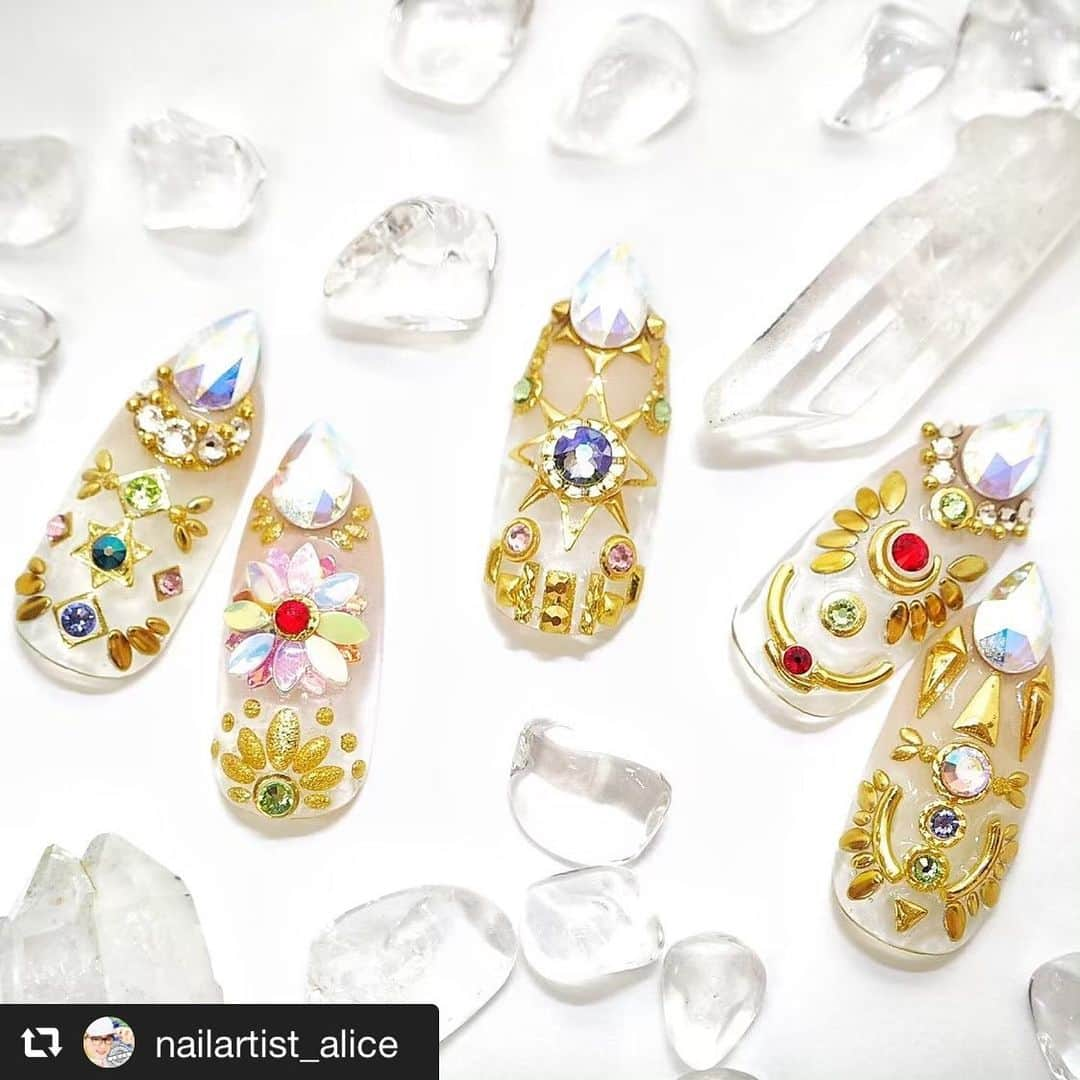 ネイルショップTATさんのインスタグラム写真 - (ネイルショップTATInstagram)「≪SWAROVSKI CRISTALSフォトコンテスト受賞作品発表！≫. . Swarovski Crystals 使用アート限定Instagramフォトコンテストにたくさんのご応募、ありがとうございました^^. 応募作品総数340点の中から、栄えある入賞作品を選ばせていただきました！. . こちらは【フラットアート部門】に入賞された作品です♪. . 素敵なアートを制作いただきありがとうございました！. ---------------------------------. #repost @nailartist_alice via @PhotoAroundApp  SWAROVSKI Nail Art.﻿ ﻿ ﻿ ﻿ スワロフスキーの輝きを最大限に引き出す為に﻿ シンプルな配色と強度はありつつも﻿ 輝きを損ねない固定方法で設置しました❗️﻿ ﻿ ﻿#tat_sw2019 参加中です💕 #スワロフスキー﻿ #swarovski  #スワロフスキーネイル  #スワロ  #swarovskinails  #キラキラネイル #ジュエリーネイル  #宝石ネイル  #shinynails  #jewelrynails  #jewelnails  #エスニックネイル  #ethnicnails  #ゴージャス  #gorgeous  #ネイルチップ  #ネイルアート #nails  #nailsofinstagram  #nailstagram  #nailsnailsnails  #ジェルネイル #gelnails  #shellac  #nailartistalice  #ネイルアーティストアリス」6月15日 13時54分 - nailshoptat