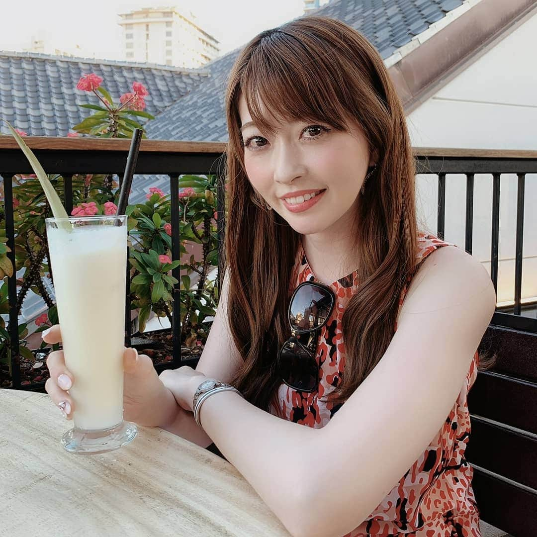 三浦真理子さんのインスタグラム写真 - (三浦真理子Instagram)「. Hawaiiの続き🌴 トミーバハマにてCHI-CHI🍸 . 2枚目、チーズバーガーが食べたくて主人とシェア🍔 そして、昨年食べて美味しかった帆立＆海老のココナッツソースカレー🍛 . オシャレカレーだよね😋✨ . シェアして食べたけど、この後かなりお腹いっぱいでキツかったww . . #Hawaii #hawaiiの思い出 #ハワイ旅行 #ハワイ #ハワイグルメ #トミーバハマワイキキ #トミーバハマ #tommybahama #カレー #🍔 #ハンバーガー #スワイプしてね #instagood #pleasefollowme #ココナッツソース #チーズバーガー #cheesehamburger #🌴 #🌊 #🌺 #スワイプしてね #swipe #Honolulu #waikiki」6月15日 13時54分 - marigram.22