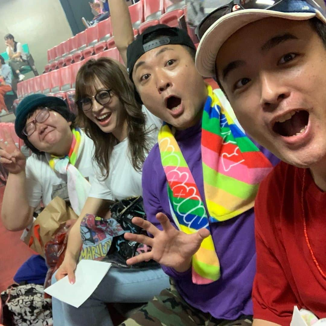 新山千春さんのインスタグラム写真 - (新山千春Instagram)「#DAPUMP さんの LIVEへ行ってきました (*^。^*) . 熱気溢れる パワフルなSTAGE！！ 思いっきり楽しませもらって、元気をもらいました (*^。^*) 2日続けて行きたいと 思ったLIVE💖 .  歌唱力とか パフォーマンスはもちろん！ メンバーさん方の 熱い言葉にも 感動でした🌹 (*^。^*) 一緒にLIVEに 連れて行ってくれた ひーちゃん💜 てつみちさん！ Bobさん！ ありがとうございます🌹 . 叫びすぎて、声が かすれてて、、全力拍手で 手が痛い👏🏻😋 _____________________________________________________🌴 #art 好き🎨#chihuahua #dog 🐶  #mamafashion #Japaneseactress #casualcoordinate #denimcoordinate #makeup #model  #mama#mamastyle #Instagood #cooking #streetwear #mamacoordinate #hairarrange #streetfashion  #outfit #casualstyle  #outfitstyle #촬영 #粉我 #나를따르라  #fashionistas #dailylook #coodinate #新山千春  _____________________________________________🌴🌵🌴」6月15日 13時55分 - chiharuuu_0114