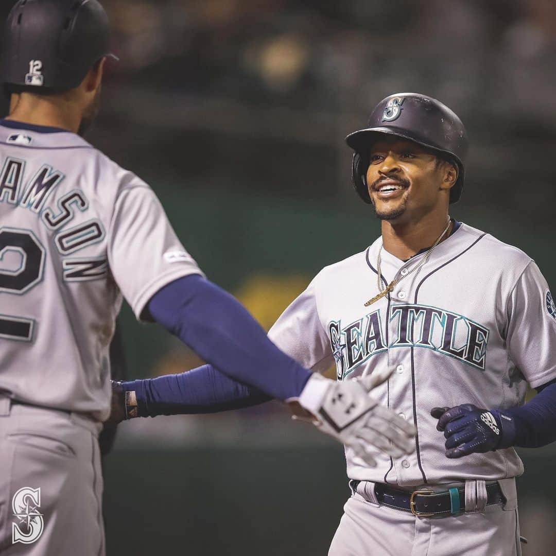 シアトル・マリナーズさんのインスタグラム写真 - (シアトル・マリナーズInstagram)「That’s one way to extend a hitting streak. 😏」6月15日 13時50分 - mariners