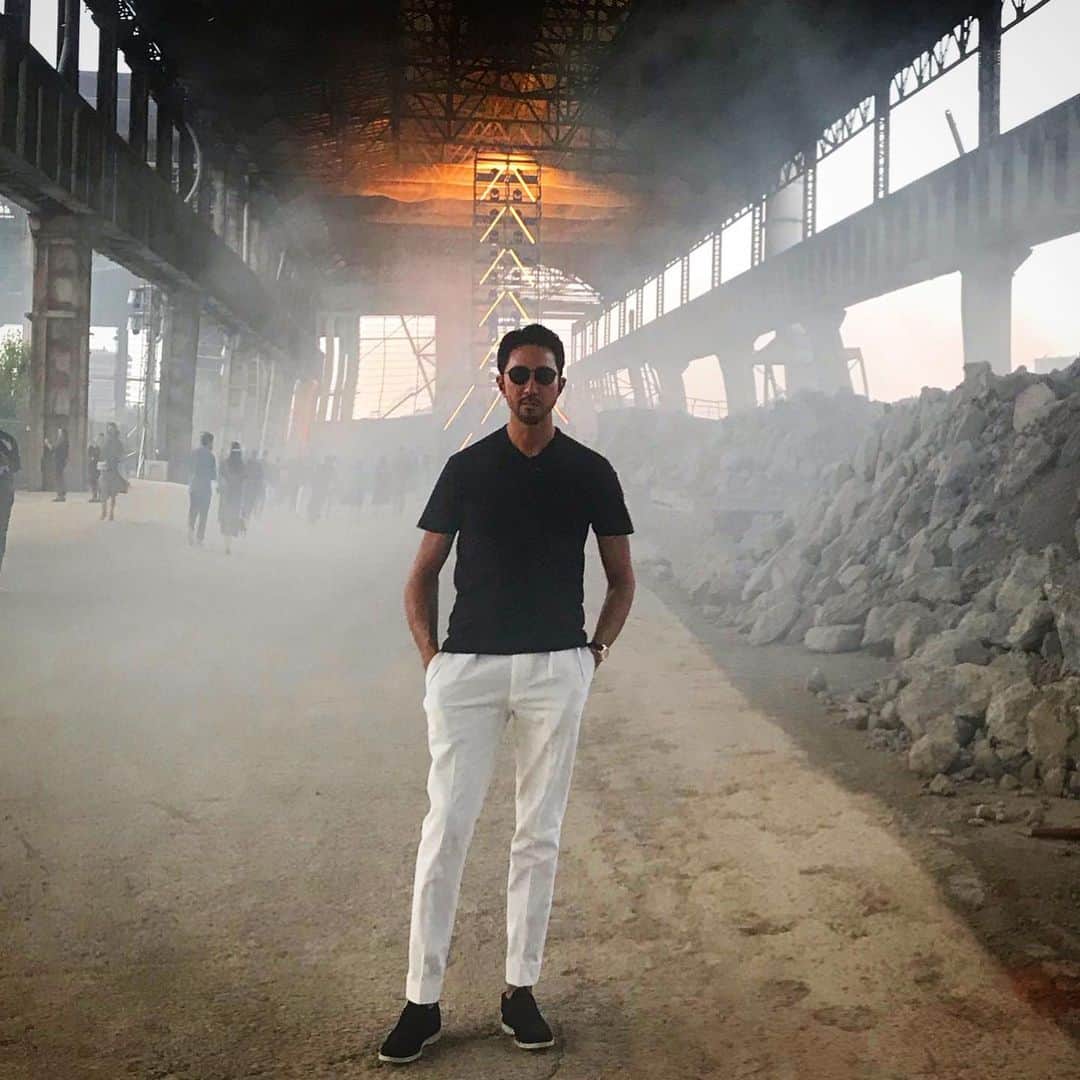 干場義雅さんのインスタグラム写真 - (干場義雅Instagram)「2019年6月14日。Milano collection Ermenegildo zegna。ミラノコレクションのトップバッターはエルメネジルド ゼニアのファッションショーからスタート。スモークがたかれた、だだっ広いこの場所は、まるで映画『スターウォーズ』や『マッドマックス』のセットのような近未来感を感じさせる廃墟。大ボリュームのテクノトランスミュージックをバックに、300mぐらいある長いランウェイを、リサイクルポリエステルのファブリックを使用した最新の洋服に身を包んだモデルたちが登場しました。ゼニアは、素材開発から洋服を作るブランドとして有名ですが、今回は、今ある生地をリサイクルして、まったく新しい、見たことのないような素材に変化させて、現代的なスタイルを表現していました。デザイナーのアレッサンドロ サルトリさんは、モノが溢れ、大量生産で生まれるファストファッションの洋服たちが大量廃棄されている今の時代に警鐘を鳴らすメッセージを出したのです。今、日本では30億万着の洋服が余ってると言います。日本の総人口が1億2600万人とすると、1人に対して約30倍の洋服が余ってるのです。日本だけでなく、世界的に見たらもっと大変な現状です。本当に必要な洋服とは？  考えさせられる素晴らしいショーでした。 ＝＝＝＝＝＝＝＝＝＝＝＝＝＝＝＝＝＝＝＝＝＝＝＝ #shirts @crossclothet_official  #pants @universal_language_official  #shoes @loropianaofficial  #eyewear @armani  #watch @vacheronconstantin  #ring @aspreyjapan  #ring #fixer ＝＝＝＝＝＝＝＝＝＝＝＝＝＝＝＝＝＝＝＝＝＝＝＝＝ @zegnaofficial  #ermenegildozegna  @alessandrosartoriofficial  #干場義雅 @yoshimasa_hoshiba  #yoshimasahoshiba  #pitti #pittiuomo  #pitti2020 #milanocollection  #milanocollection2020 #gentlemanstyle #FORZASTYLE @crossclothet_official  @damianiofficial  @rayban  @ralphlauren  @loropianaofficial  @breitling_japan  @hermes #milanocollection  #milanocollection2020」6月15日 13時59分 - yoshimasa_hoshiba