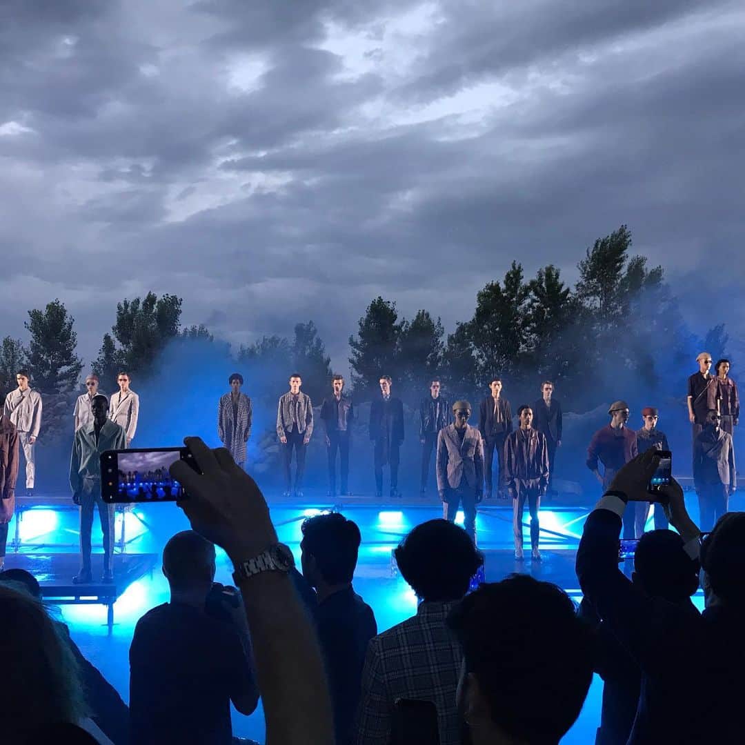 干場義雅さんのインスタグラム写真 - (干場義雅Instagram)「2019年6月14日。Milano collection Ermenegildo zegna。ミラノコレクションのトップバッターはエルメネジルド ゼニアのファッションショーからスタート。スモークがたかれた、だだっ広いこの場所は、まるで映画『スターウォーズ』や『マッドマックス』のセットのような近未来感を感じさせる廃墟。大ボリュームのテクノトランスミュージックをバックに、300mぐらいある長いランウェイを、リサイクルポリエステルのファブリックを使用した最新の洋服に身を包んだモデルたちが登場しました。ゼニアは、素材開発から洋服を作るブランドとして有名ですが、今回は、今ある生地をリサイクルして、まったく新しい、見たことのないような素材に変化させて、現代的なスタイルを表現していました。デザイナーのアレッサンドロ サルトリさんは、モノが溢れ、大量生産で生まれるファストファッションの洋服たちが大量廃棄されている今の時代に警鐘を鳴らすメッセージを出したのです。今、日本では30億万着の洋服が余ってると言います。日本の総人口が1億2600万人とすると、1人に対して約30倍の洋服が余ってるのです。日本だけでなく、世界的に見たらもっと大変な現状です。本当に必要な洋服とは？  考えさせられる素晴らしいショーでした。 ＝＝＝＝＝＝＝＝＝＝＝＝＝＝＝＝＝＝＝＝＝＝＝＝ #shirts @crossclothet_official  #pants @universal_language_official  #shoes @loropianaofficial  #eyewear @armani  #watch @vacheronconstantin  #ring @aspreyjapan  #ring #fixer ＝＝＝＝＝＝＝＝＝＝＝＝＝＝＝＝＝＝＝＝＝＝＝＝＝ @zegnaofficial  #ermenegildozegna  @alessandrosartoriofficial  #干場義雅 @yoshimasa_hoshiba  #yoshimasahoshiba  #pitti #pittiuomo  #pitti2020 #milanocollection  #milanocollection2020 #gentlemanstyle #FORZASTYLE @crossclothet_official  @damianiofficial  @rayban  @ralphlauren  @loropianaofficial  @breitling_japan  @hermes #milanocollection  #milanocollection2020」6月15日 13時59分 - yoshimasa_hoshiba