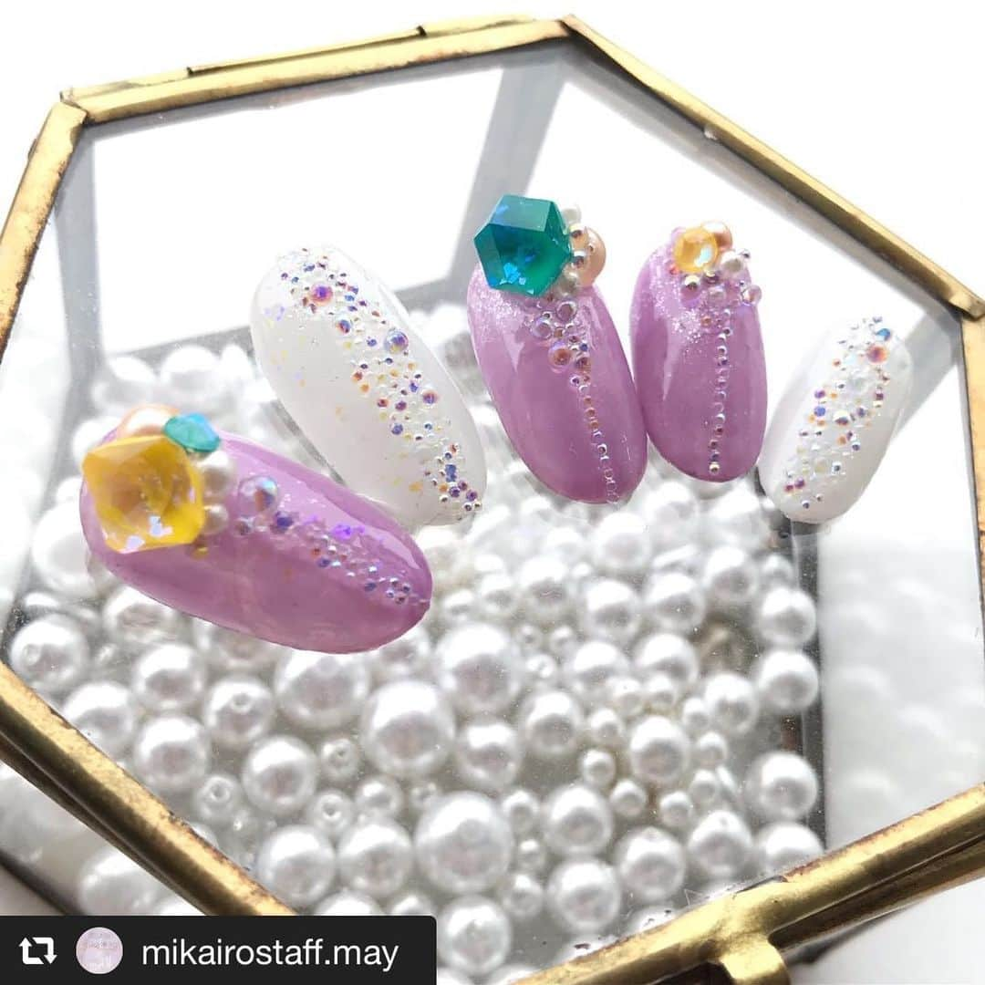 ネイルショップTATさんのインスタグラム写真 - (ネイルショップTATInstagram)「≪SWAROVSKI CRISTALSフォトコンテスト受賞作品発表！≫. . Swarovski Crystals 使用アート限定Instagramフォトコンテストにたくさんのご応募、ありがとうございました^^. 応募作品総数340点の中から、栄えある入賞作品を選ばせていただきました！. . こちらは【クリスタルピクシー部門】に入賞された作品です♪. . 素敵なアートを制作いただきありがとうございました！. ---------------------------------. #repost @mikairostaff.may via @PhotoAroundApp  Swarovski クリスタルピクシーバブル つぶつぶ、キラキラ( ¨̮ )*･゜ #クリスタルピクシーバブル #クリスタルピクシーネイル #ジェルネイル#ジェルネイルデザイン#ネイルデザイン2019 #ネイルデザイン#tat_sw2019 #nail#nailartist #nailsalon #nailsofinstagram #nails #スワロフスキーネイル#ルクジェル#lucugel #purple #yellow#ルクジェルインストラクター」6月15日 14時04分 - nailshoptat