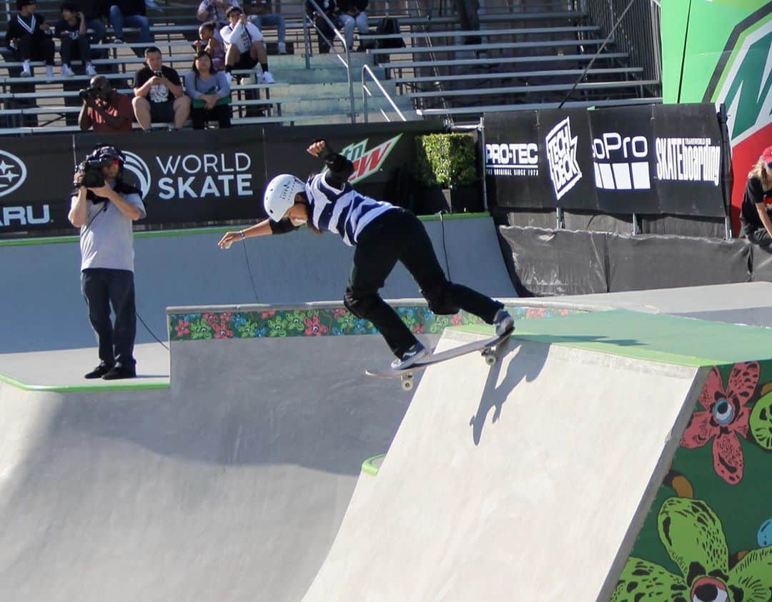 のインスタグラム：「I was so glad to be at this competition. Thank you @dewtour ！💚🇺🇸 ・  #Repost @christianhosoi with @get_repost ・・・ Even though @kihanaogawa was injured with a dislocated elbow and broken finger surgery just weeks ago... she came full force!!! 🔥🔥🔥 @dewtour She is dedicated to her craft and that’s #teamhosoi style!!! #proudsponsor 🤙😎 #backtailslide @hosoiskateboards 📸 @lawyer4life」