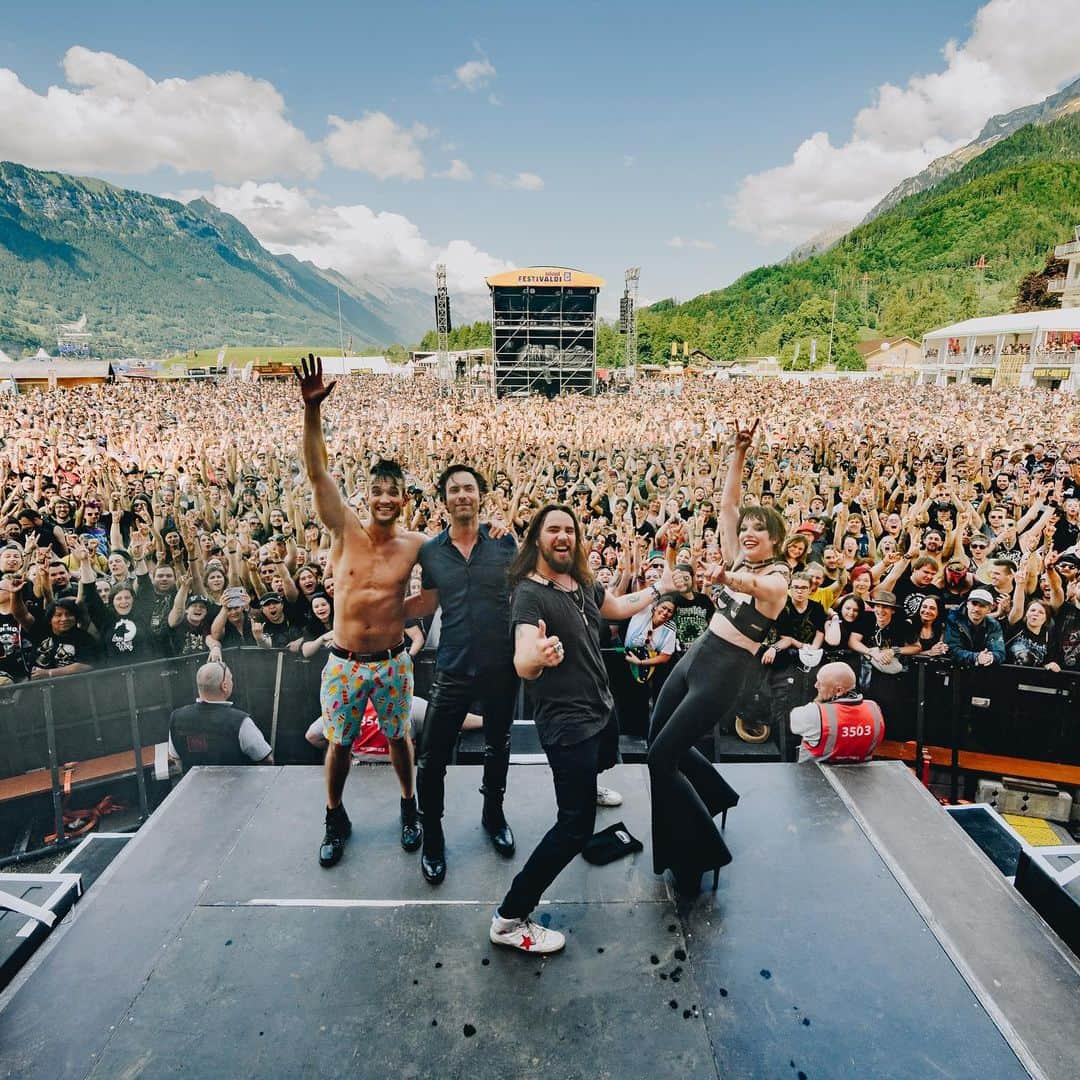 ジー・ヘイルさんのインスタグラム写真 - (ジー・ヘイルInstagram)「Interlaken, Switzerland @greenfieldfestival @judyhwon」6月15日 5時19分 - officiallzzyhale