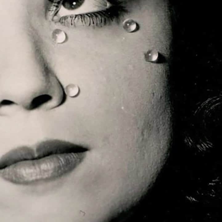 のインスタグラム：「#ArtBasel: Man Ray's "Larmes de Verre" (c. 1932) is currently on display in our booth, C9, at Art Basel. The fair is open through Sunday, June 16!  Man Ray was first and foremost a photographer, but quickly discovered an instinctive ability to go beyond the reproduction of reality for which photography had been conceived—tweaking negatives and manipulating exposure in order to create distinctive images. "Larmes de Verre" encapsulates a conflict that lies at the heart of Man Ray’s work: the tension between popular, commercial activity and a desire to produce high art.  To receive a PDF with detailed information on the works, please contact the gallery at inquire@gagosian.com or direct message us. ___________ #ManRay #ArtBasel2019 #Gagosian @artbasel  Man Ray, "Larmes de Verre," c. 1932, vintage gelatin silver contact print, 3 9/16 x 2 3/8 inches (9 x 6 cm)」