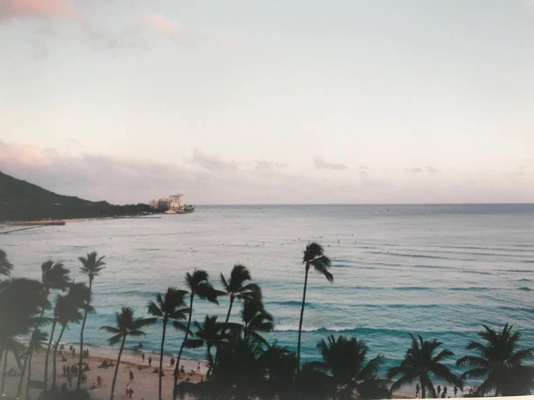 アリシア・デブナム・キャリーのインスタグラム：「35mm. Hawaii.  I can almost taste the hiatus.」