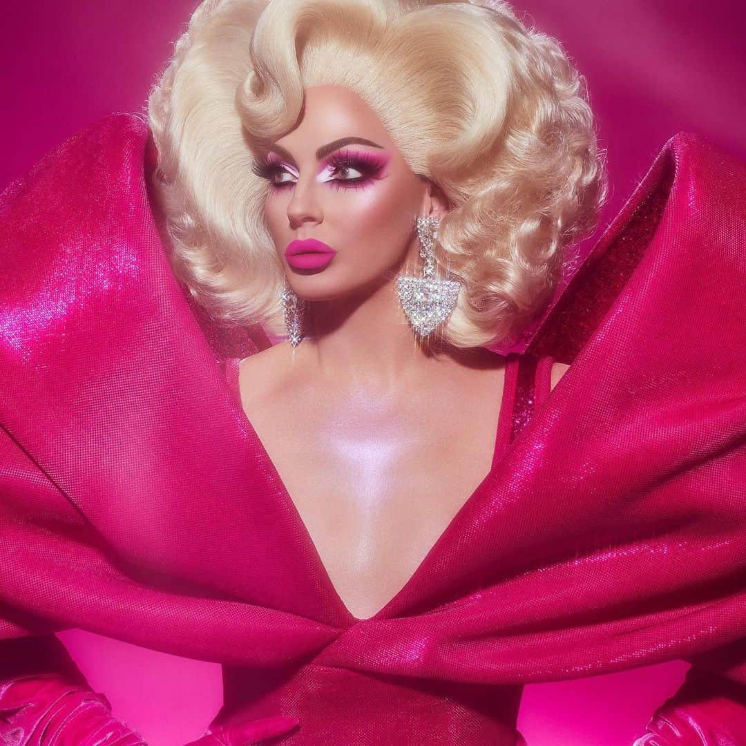 Anastasia Beverly Hillsさんのインスタグラム写真 - (Anastasia Beverly HillsInstagram)「Strut @alyssaedwards_1 wearing the #ABHxAlyssaEdwards Palette」6月15日 5時26分 - anastasiabeverlyhills