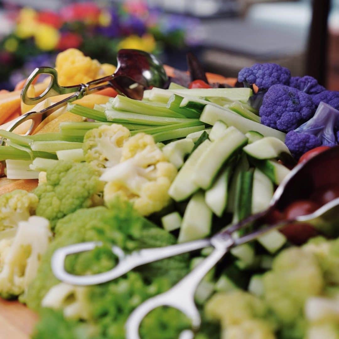 Food & Wineさんのインスタグラム写真 - (Food & WineInstagram)「A mountain of cheese and a rainbow of crudités are crucial for getting the party started at the #fwclassic. 📷: @travelinglens」6月15日 5時26分 - foodandwine