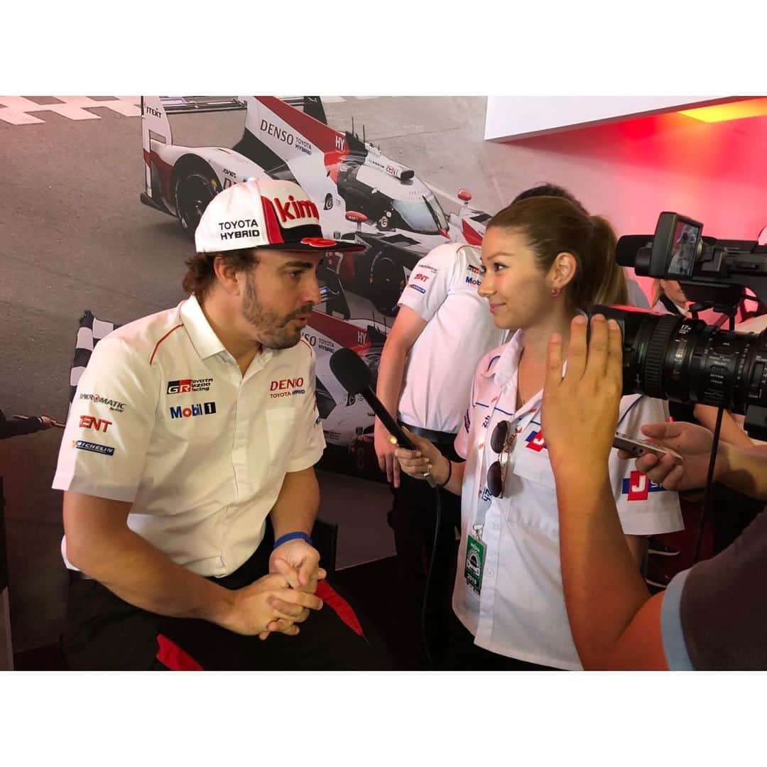 井澤エイミーのインスタグラム：「この達成感があるから。  が、 「なんでレースリポーターになったの？」に対しての答え。  光栄な事にアロンソ選手にインタビューする事が出来ました！！ 彼がWEC仲間入りしてからの目標でしたが、まさかこんなにもすんなりと行けるとは！！タイミング、そしてトヨタさんのJスポーツに対する信頼度のお陰でノーアポで大成功でした♬ いうても井澤頑張ったw 他のメディアの後ろにちゃっかり張り付いて、いかにも次です感出してたからね(°▽°) 本当にありがとうございます。  やはり、どんな質問が飛んでくるかもわからない中、5問ほどさせて頂きましたが、どれも身に染みる答えで。世界のスケールを感じました。ちょっと突っ込んだ、「今後の活動」に対しての質問はプロらしくにごしてくれたのですが、今後も楽しみです！  このインタビューのフルバージョンはJ SPORTSによるルマンの生中継中のどこかで流れるはずですので是非お楽しみに！  ま、とにかく。1ピットリポーターとして、アロンソ選手にインタビューできたことを誇りに思いますw 自己満だろうがなんだろうが。一生の宝にします！  #lemans #alonso #lemans24 #toyotagazooracing #ルマン #ルマン24時間 #アロンソ #lifeofapitreporter #japanese #jsports #japan #interview」