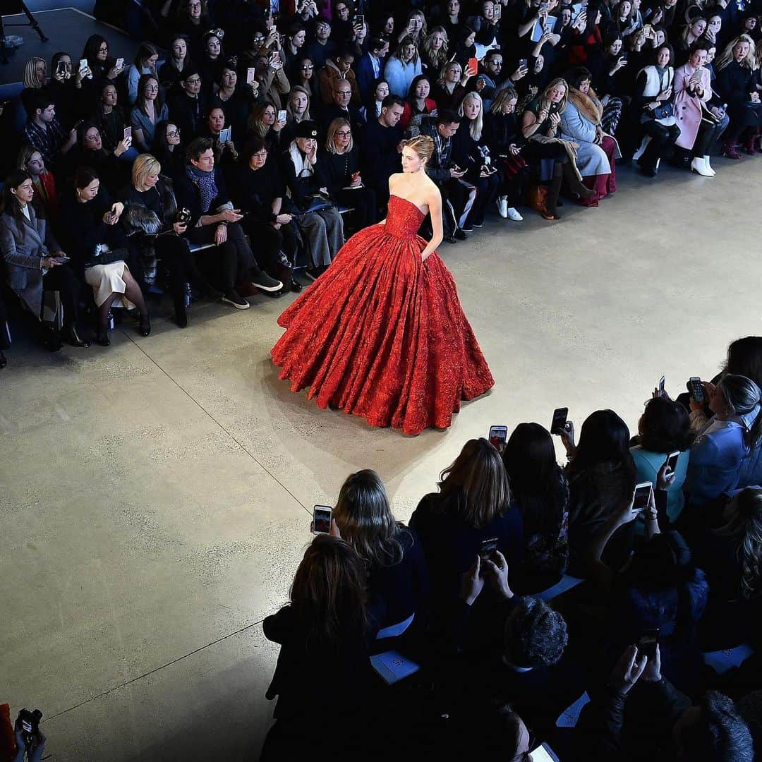 NYFW（ニューヨークファッションウィーク）さんのインスタグラム写真 - (NYFW（ニューヨークファッションウィーク）Instagram)「Low key Friday night looks ❤️ #FBF to #NYFW February 2018 with @badgleymischka and @sap. ⠀⠀ Photo by @gettyimages」6月15日 5時33分 - nyfw