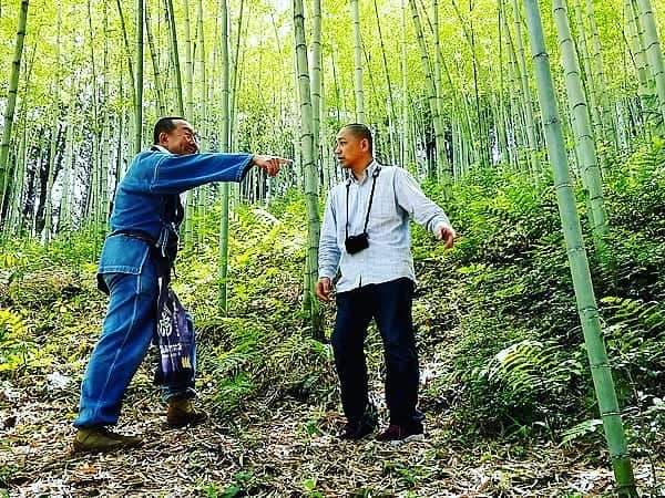 竹虎さんのインスタグラム写真 - (竹虎Instagram)「メキシコはハラパに20数年来暮らしながら創作活動をされているアーティストの矢作隆一さんが日本唯一の虎竹の里にお越しくださいました。地球の裏側の方と本来なら接点もないはずなのですが昨年の世界竹会議(World Bamboo Congress)でたまたま知り合う事ができました。 .  メキシコシティから飛行機とバスで数時間もかかるハラパという小さな街に日本の方がいる事にまず驚きます。しかし、矢作さんは地元大学で教鞭もとられているのと、ハラパの考古学博物館(Museo de Antropologia de Xalapa)を拝見して納得しました。 .  メキシコと言えば砂漠とサボテン、そしてポンチョのイメージなのですが実は素晴らしい石の古代文明が栄えた地域なのです。絶対に観ておかねば損をすると聞いて世界竹会議の合間をぬって考古学博物館に出かけました。ただ観て周るだけなら理解できない事が多かったと思いますが矢作さんが地元の方を同行させてくれて色々と聞きながらでしたので充実した時間となりました。 .  矢作さんがハラパでアーティストとして活躍されているのは、この古代の石文明の地でご自身も石を使った創作をされているからなのです。メキシコだけでなく故郷の日本でも展示会を開かれていて一度は東京広尾のギャラリーにお伺いさせてもらいました。ある自然石と全く同じ形に、他の大きな石を削り出したという不思議な感覚の作品が並んでいました。 .  それにしてもハラパも遠いですが虎竹の里も同じです。本当に良くお越しいただきました。矢作さんが花びらをモチーフにされたという作品をプレゼントしてくださいました。何とも趣のある石の形、どこか親しみがあるなと思っていたら高知の真夏の祭典ヨサコイ祭りで被る編笠そっくりです(笑)。 .  #竹虎 #虎斑竹専門店竹虎 #山岸竹材店 #竹虎四代目 #TAKETORA #竹屋 #竹製品 #竹細工 #竹工芸 #竹 #bamboo #虎竹 #真竹 #青竹 #白竹 #淡竹 #孟宗竹 #矢作隆一 #世界竹会 #WorldBambooCongress #MuseodeAntropologiadeXalapa #Xalapa #虎竹の里 #竹林見学 #日本唯一」6月15日 5時40分 - taketora1894