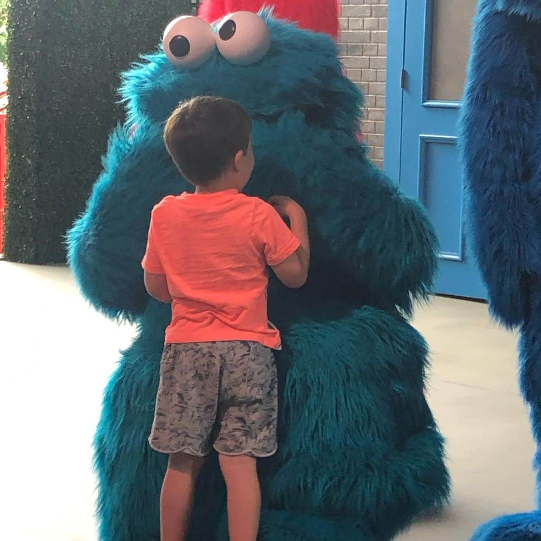 キャリー・アンダーウッドさんのインスタグラム写真 - (キャリー・アンダーウッドInstagram)「We had a day off today and we were near @sesameplace so we took the boys! We all had so much fun! Isaiah got to see some of his furry monster friends and we got to watch him love every minute! I think even Jacob had fun! We rode rides, played games and even saw a parade! We already can’t wait to come back!!! Thanks to Dana and the staff for being so sweet to us! ❤️ #Elmo #CookieMonster #BigBird  #SesameStreet」6月15日 5時54分 - carrieunderwood