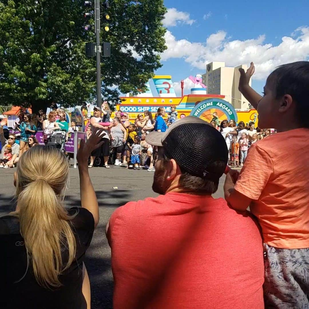 キャリー・アンダーウッドさんのインスタグラム写真 - (キャリー・アンダーウッドInstagram)「We had a day off today and we were near @sesameplace so we took the boys! We all had so much fun! Isaiah got to see some of his furry monster friends and we got to watch him love every minute! I think even Jacob had fun! We rode rides, played games and even saw a parade! We already can’t wait to come back!!! Thanks to Dana and the staff for being so sweet to us! ❤️ #Elmo #CookieMonster #BigBird  #SesameStreet」6月15日 5時54分 - carrieunderwood