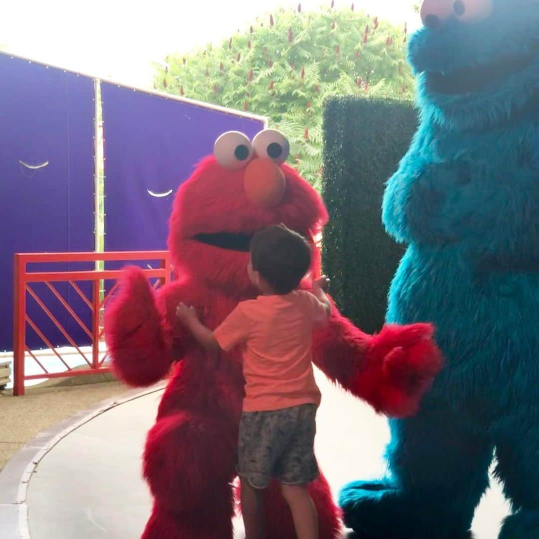 キャリー・アンダーウッドさんのインスタグラム写真 - (キャリー・アンダーウッドInstagram)「We had a day off today and we were near @sesameplace so we took the boys! We all had so much fun! Isaiah got to see some of his furry monster friends and we got to watch him love every minute! I think even Jacob had fun! We rode rides, played games and even saw a parade! We already can’t wait to come back!!! Thanks to Dana and the staff for being so sweet to us! ❤️ #Elmo #CookieMonster #BigBird  #SesameStreet」6月15日 5時54分 - carrieunderwood