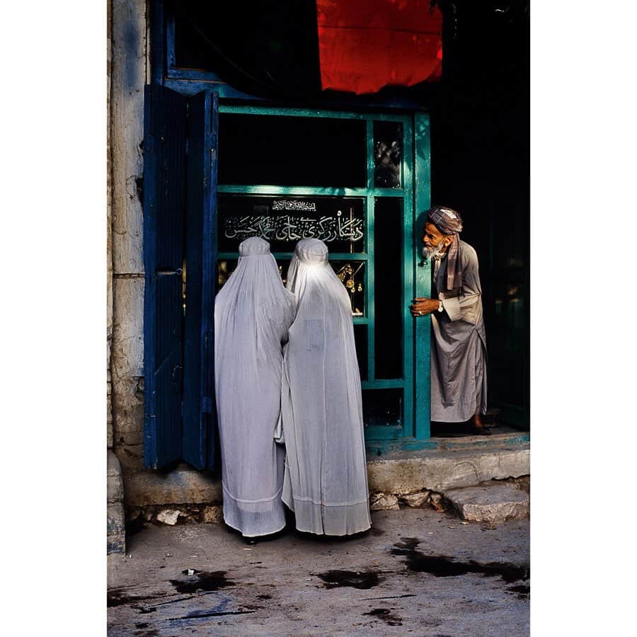 スティーブ・マカリーさんのインスタグラム写真 - (スティーブ・マカリーInstagram)「1st image:  A butcher outside his shop, #Afghanistan, 2002. 2nd image: A shopkeeper reads the paper, #Kabul, 1998.  3rd image: Women at a jewelry shop, #Kunduz, 2002. 4th image: Women shop for shoes, #Kabul, 1992.」6月15日 5時50分 - stevemccurryofficial