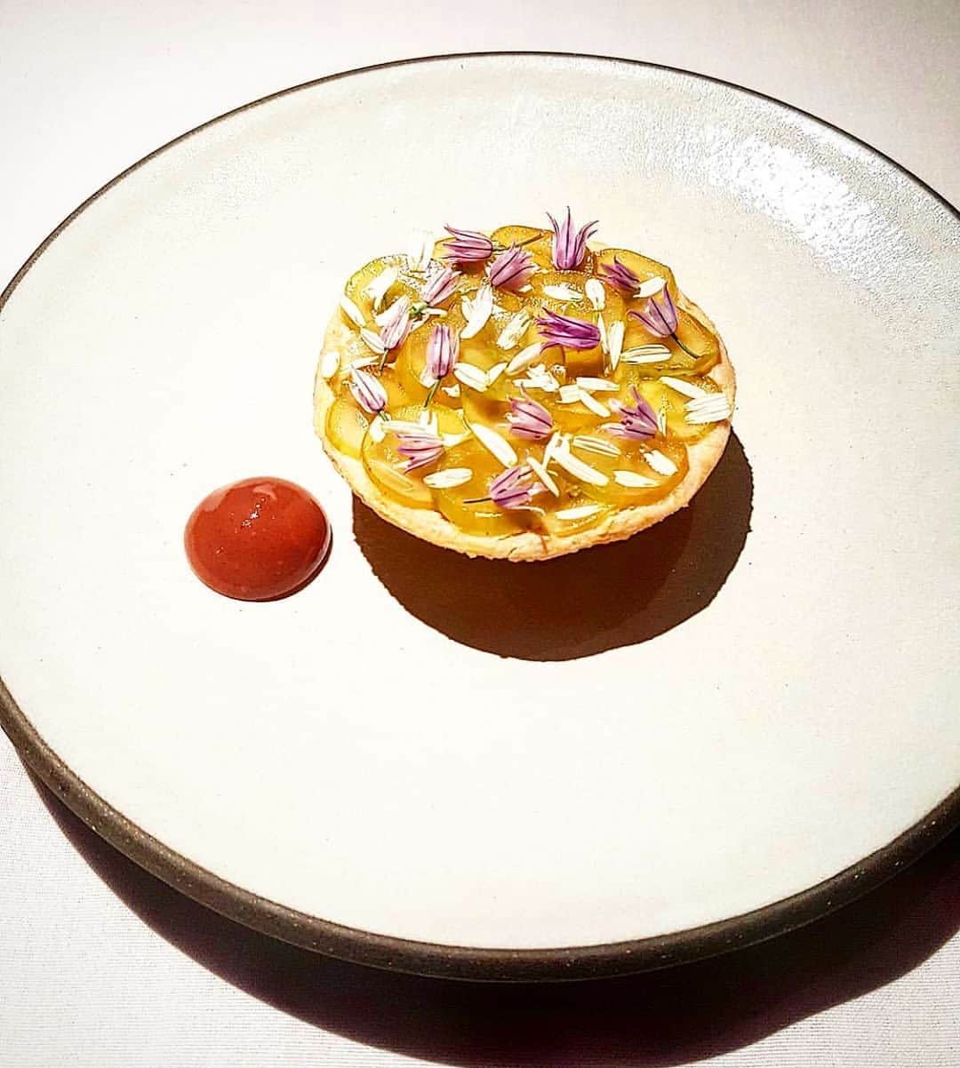 The Peninsula New Yorkさんのインスタグラム写真 - (The Peninsula New YorkInstagram)「Clement Chef David Joo is proud to feature local products across his menu, as incorporated in this delicious Hudson Valley foie gras tart.」6月15日 5時52分 - thepeninsulanyc