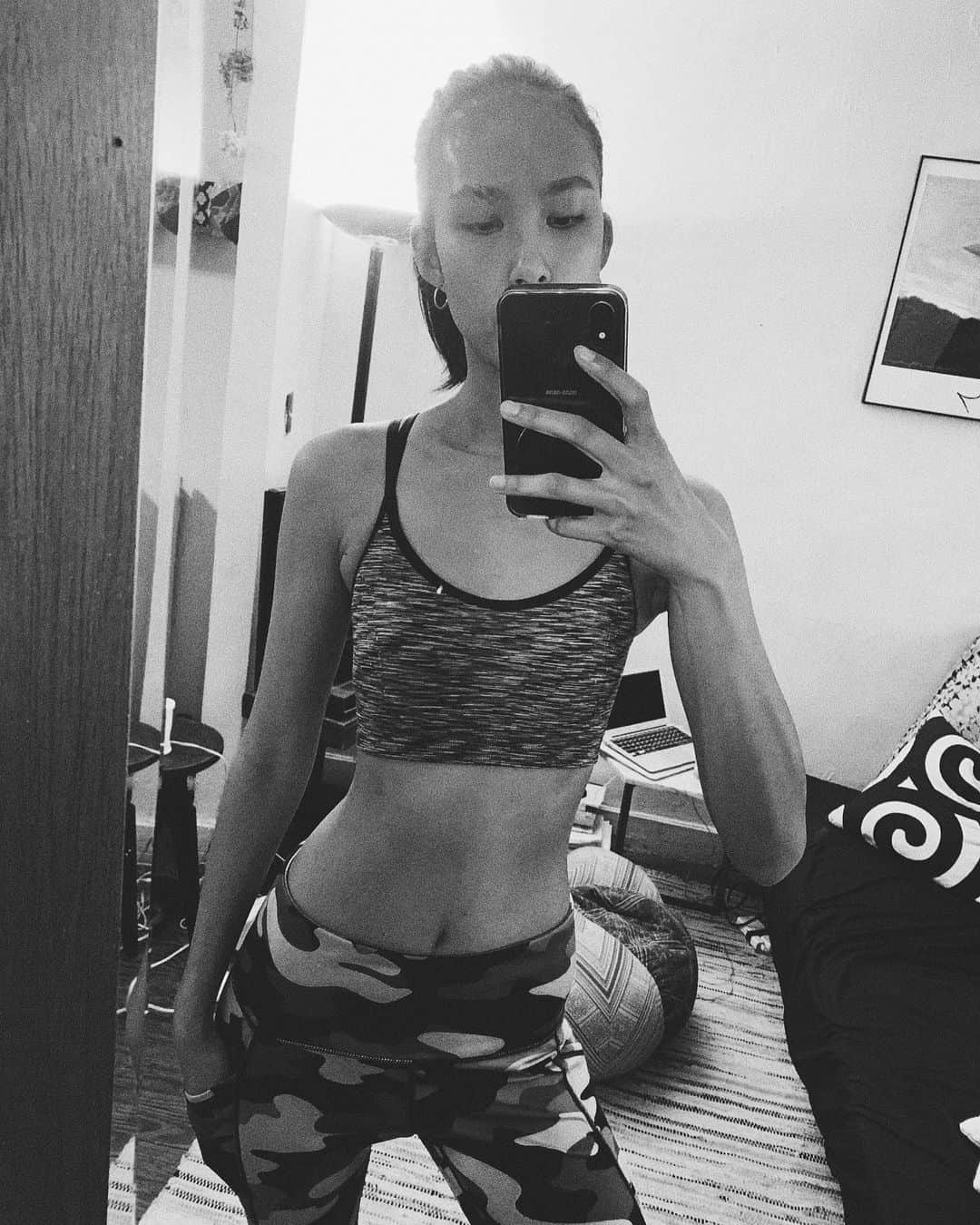 金原杏奈のインスタグラム：「ヨガか筋トレか。悩む。#dailyworkout」