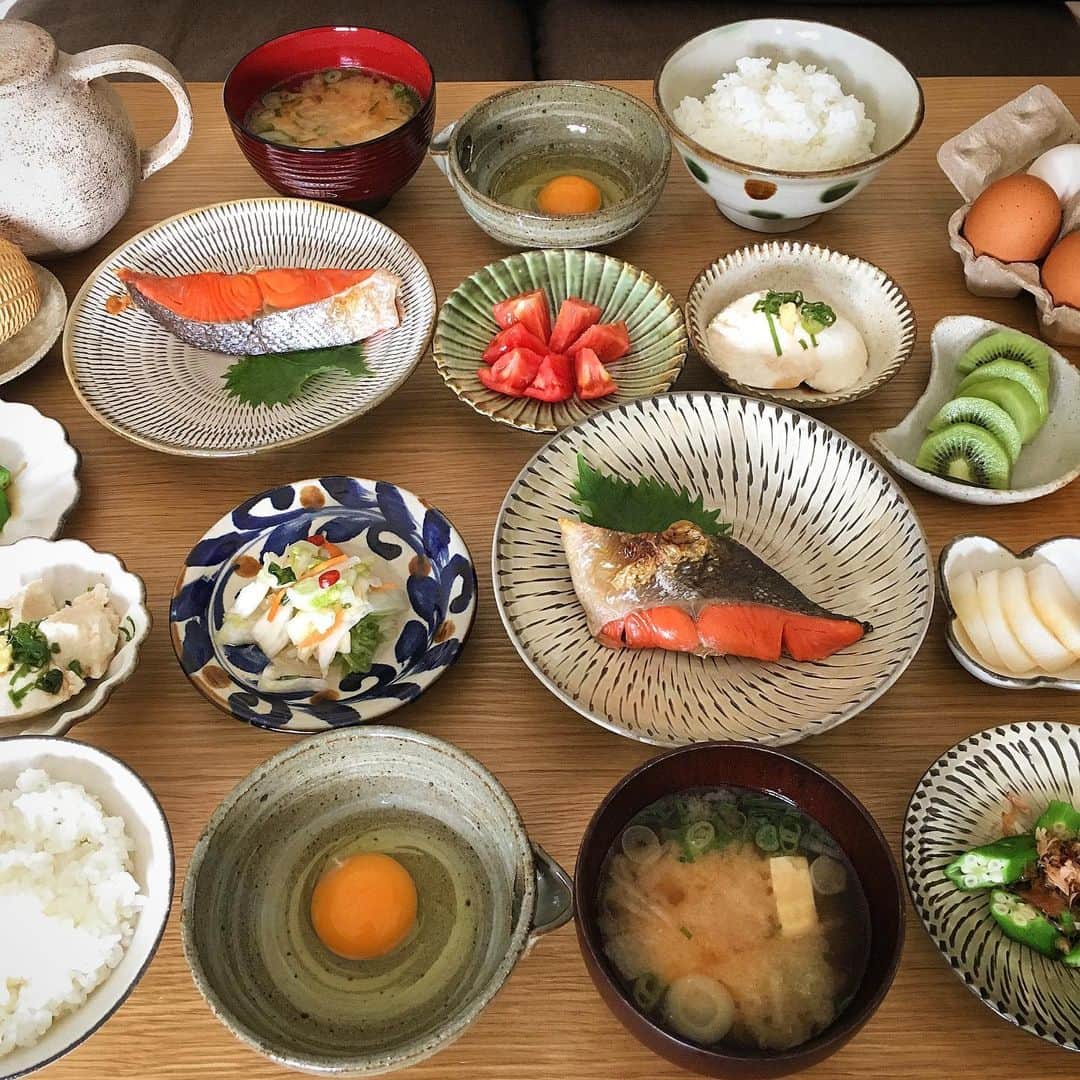 ecruのインスタグラム：「2019/06/15 (sat) postしそびれていた、先週末の朝ごはん。 ファーマーズマーケットでお買い物した、北坂養鶏場の卵や原豆腐の寄せ豆腐などで朝ごはん🍚🐓🥚 ゆっくりいただく休日の朝ごはんでした♪ ・ 風が強くて涼しい朝。 お出かけの予定があるので、お天気荒れないでほしいな…。 ・ #eatlocalkobe #farmersmarket #東遊園地 #kobe #北坂養鶏場 #卵かけご飯 #tkg #原豆腐 #朝ごはん #朝食 #breakfast #うつわ #やちむん  #小鹿田焼 #gon_food #おはようございます #gon_food」