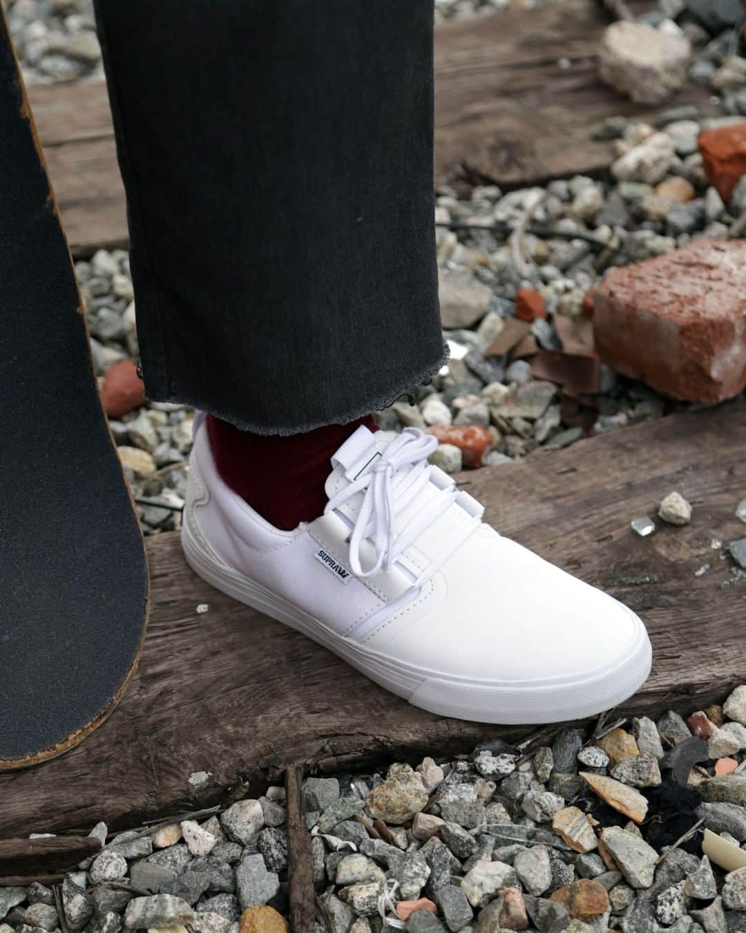スープラさんのインスタグラム写真 - (スープラInstagram)「A functional slip-on with skate DNA🧬 - Just in time for summer, the #Flow in white/white.」6月15日 6時00分 - suprafootwear