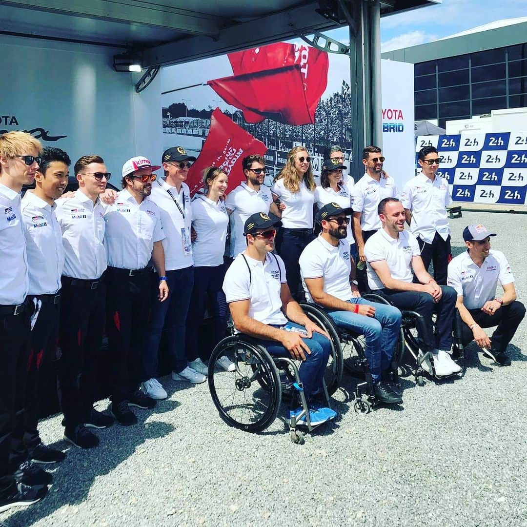 ナタリー・ペシャラさんのインスタグラム写真 - (ナタリー・ペシャラInstagram)「Jour 1 au 24h du Mans avec la Team Toyota France 🚗🇫🇷 Explications d’ @wurz_alex (interface ingénieurs/pilotes), photo d’équipe avec les pilotes Toyota dont Fernando Alonzo, déjeuner avec le staff médical et Parade des Pilotes 🤩 @fernandoalo_oficial」6月15日 6時11分 - nathaliepechalat