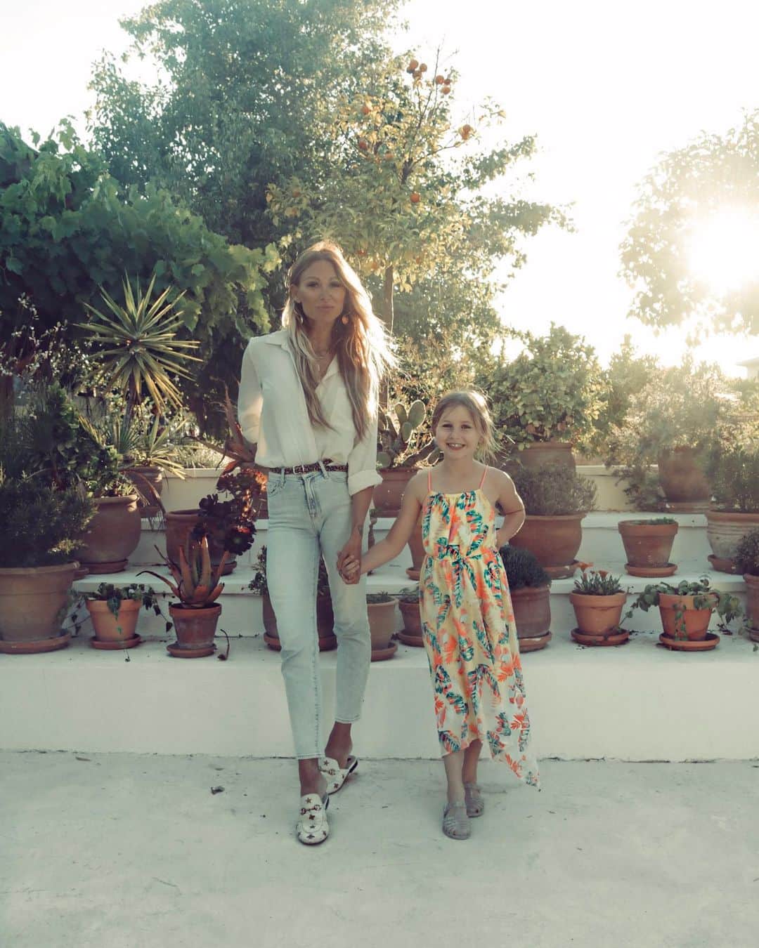 ルー・ティーズデールのインスタグラム：「Me - Lux stand nice for a pic pls Lux - No」