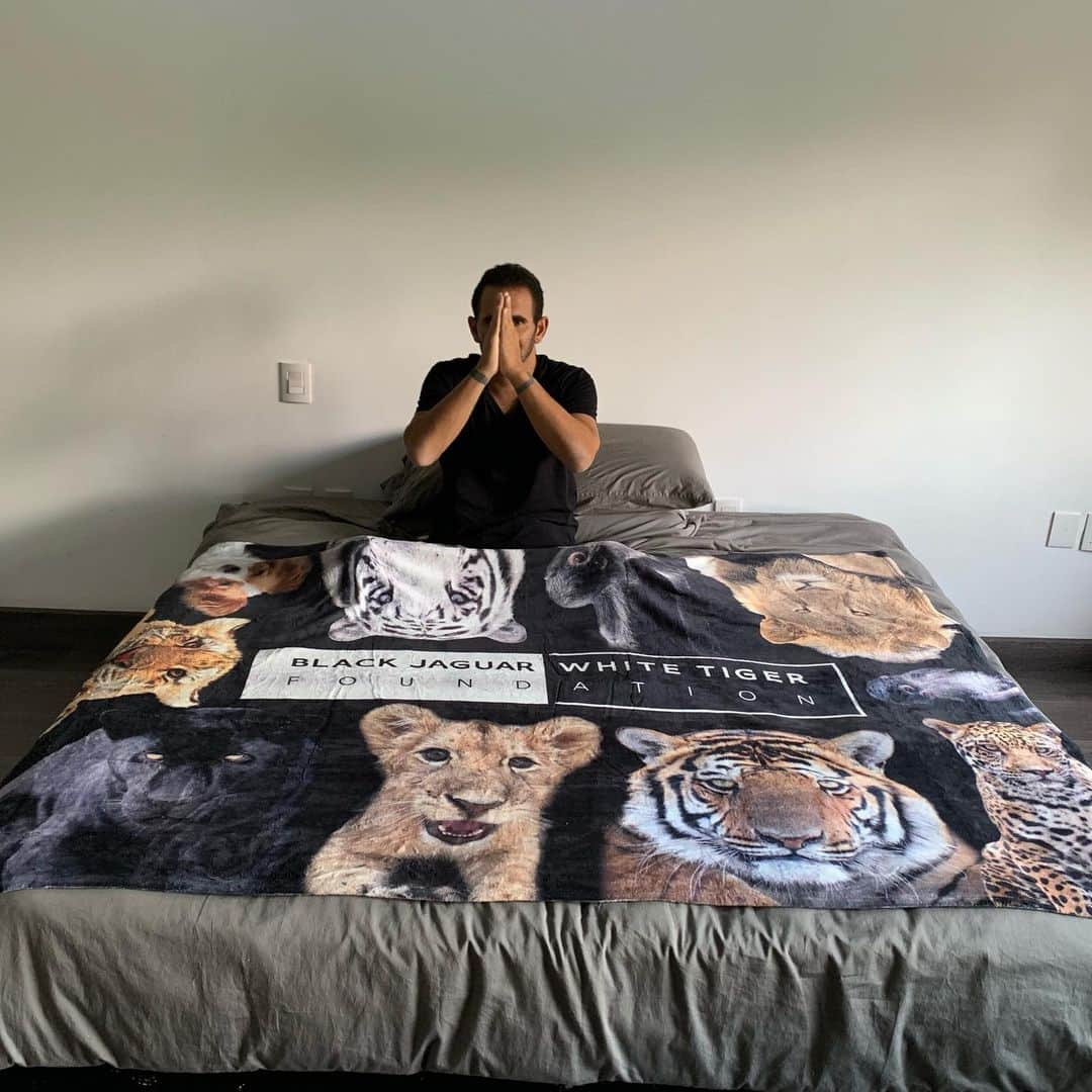 Black Jaguar-White Tiger さんのインスタグラム写真 - (Black Jaguar-White Tiger Instagram)「I’m home :) Estoy en casa :) #ThankYou #ThinkBlue  @jamiemichellevine @lisettejo」6月15日 6時13分 - blackjaguarwhitetiger