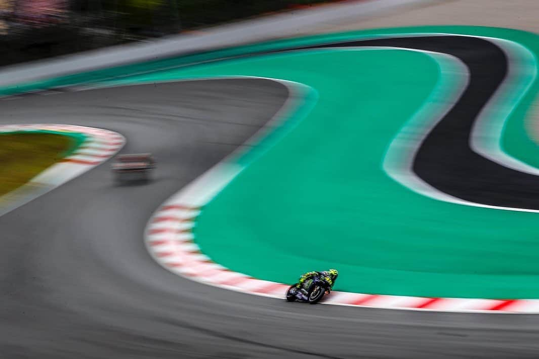 バレンティーノ・ロッシさんのインスタグラム写真 - (バレンティーノ・ロッシInstagram)「Montmeló Circuit,Barcellona Friday,free practice 📸 @gigisoldano @jesusrobledo Tino Martino」6月15日 6時22分 - valeyellow46