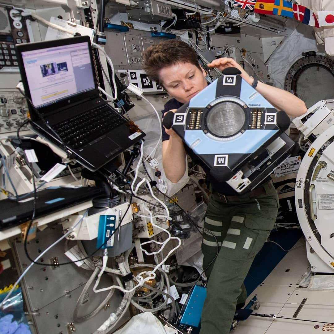 国際宇宙ステーションさんのインスタグラム写真 - (国際宇宙ステーションInstagram)「NASA astronaut Anne McClain works inside the Japanese Kibo laboratory module checking out the new Astrobee hardware. The cube-shaped, free-flying robotic assistant could save the crew time performing routine maintenance duties and providing additional lab monitoring capabilities.  #nasa #astronaut #astrobee #robot #jaxa #kibo #science」6月15日 6時23分 - iss