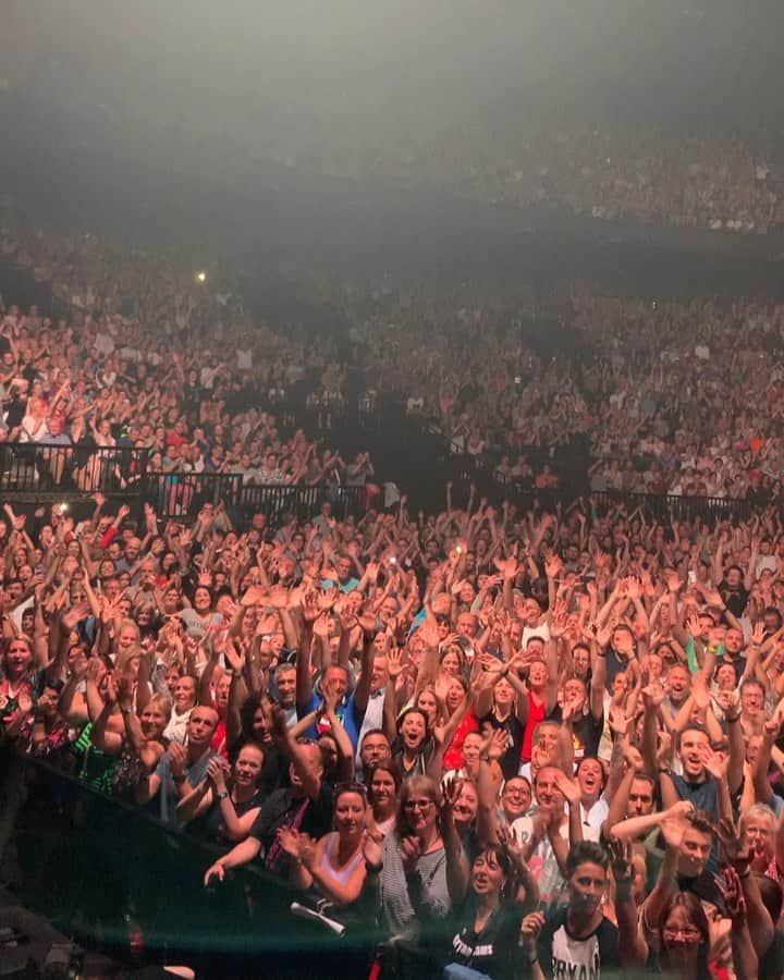 ブライアン・アダムスのインスタグラム：「Bruxelles, Belgium 💚❤️ what a hot fantastic crowd. It’s always a good show in Belgium (even when it rains!) #bryanadamsshinealight」
