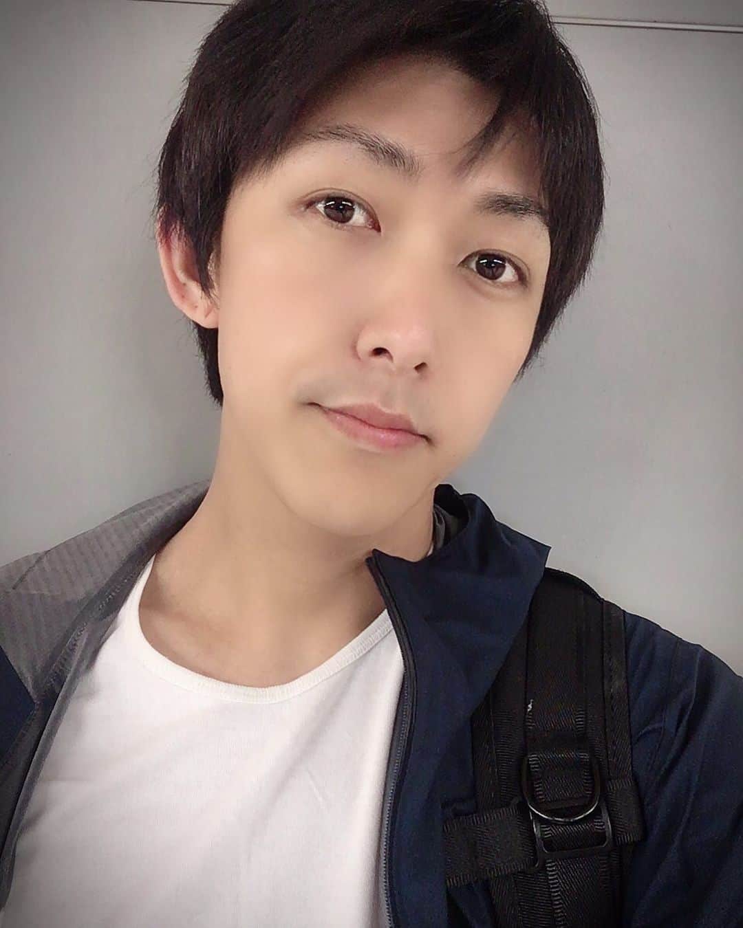 宮澤志暢さんのインスタグラム写真 - (宮澤志暢Instagram)「今日は…  6月15日。  6(む)ずかしい 10(とう) 5(ご)う  難しい統合の日。  気の知れた仲間たちとの意見の出し合いは、基本的に考え方が似ていたり、理解がある部分があるから話はまとまりやすい。むしろ、話がわかってくれるし、わかるから仲良くなったり、一緒にいる時間が長いのだろう。  でも、社会にでればそううまくはいかない。 自分と考え方が似ている人、理解してくれる人だけではないし、それが当たり前だ。  バラバラまではいかないないにしても、色んな考えを統合して、まとめていくことは容易ではない。  この人好き、この人嫌いとくくってしまうことは簡単だ。  でも、それじゃあうまくいかない。  自分にとって…ではなくて、その人一人一人がどういう人なのかを知ることが大事だし、どちらも納得できる答えを一緒に見つけていこうとする気持ちが大切だ。  それでもうまくいかないことは沢山沢山あるけど、まずは諦めないで歩み寄っていく姿勢をもとう。  大事じゃない人なんていないんだから(*^^*) 今日はいつもより、誰かに一歩でも歩み寄ろうと意識する日✨  #今日はなんの日 #難しい統合の日 #感情に任せない #一歩近づく #難しいから楽しい #考えよう」6月15日 6時37分 - shinobu.miyazawa