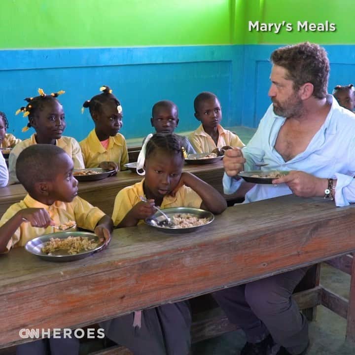 ジェラルド・バトラーのインスタグラム：「Tag along with me and my fellow Scotsman Magnus MacFarlane-Barrow as we go to Haiti, and I get an up-close look at how @MarysMeals feeds more than 1.4 million kids every day. Learn more and get involved at CNNHeroes.com」