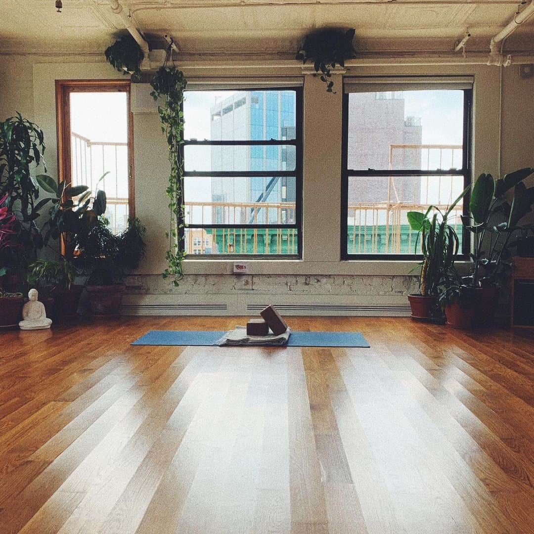 金原杏奈のインスタグラム：「ここのヨガ、また絶対行く。 ・ #yoga #ヨガ #skytingyoga #nyc #ニューヨーク」