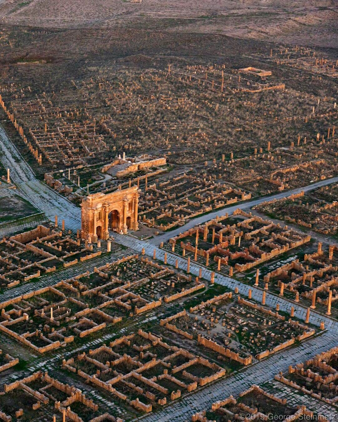 ナショナルジオグラフィックさんのインスタグラム写真 - (ナショナルジオグラフィックInstagram)「Photo by George Steinmetz @geosteinmetz | The seldom-visited ruins of Timgad, Algeria, are one of the best preserved examples of Roman town planning. Located on the south side of the mountains that separate the Sahara from the coast, it’s hard to believe that this was once the breadbasket of the Roman Empire. But the North African climate has become significantly drier over millennia. To explore more of our world from above, follow @geosteinmetz」6月15日 6時47分 - natgeo