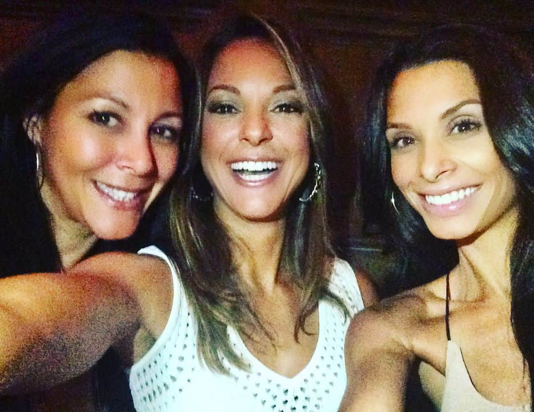 さんのインスタグラム写真 - (Instagram)「Me and my Girrrrrllls! #sistersquad ❤️❤️❤️ #tbt」6月15日 6時44分 - evalarue